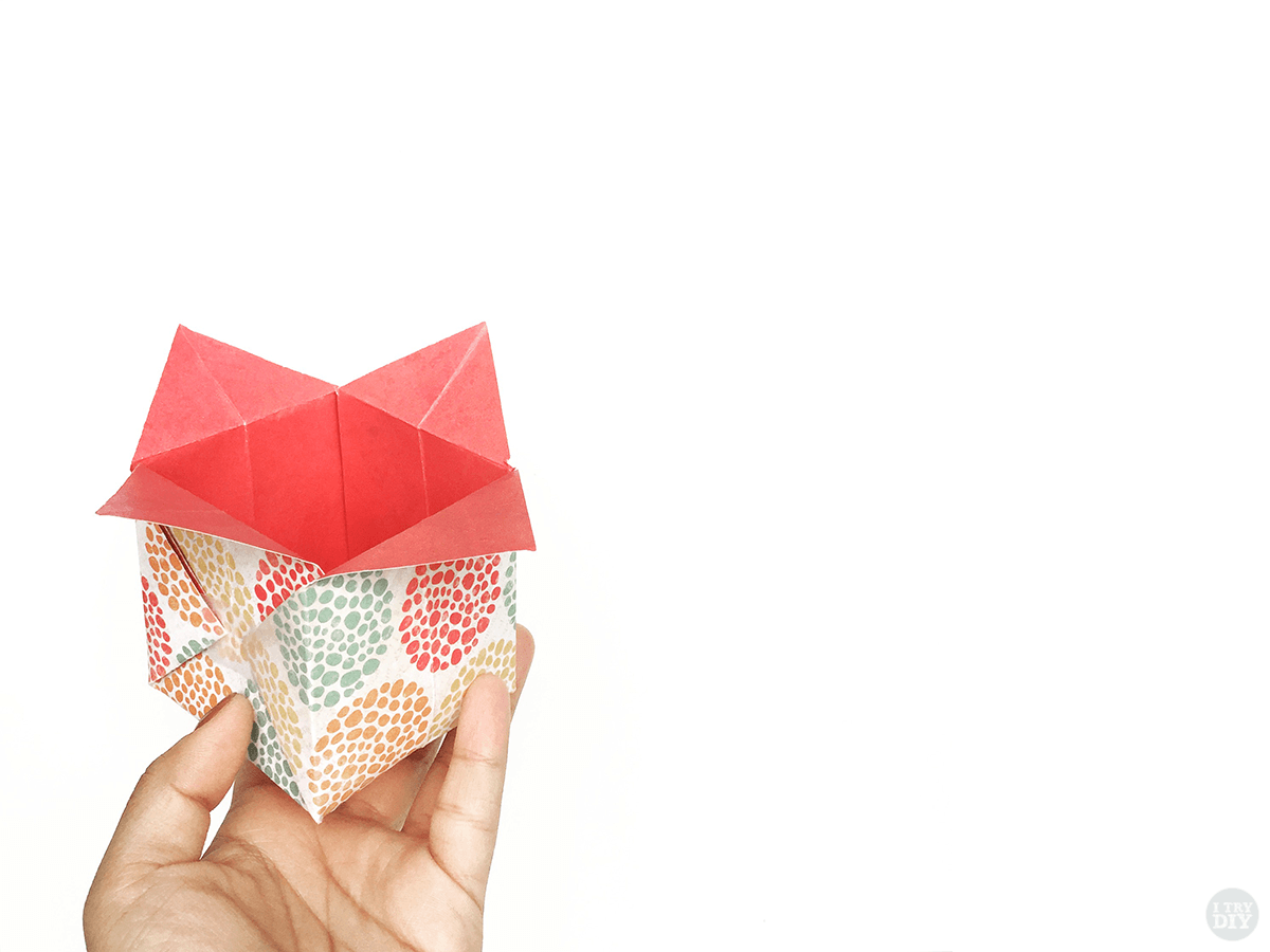 Сделать подарок оригами. Оригами упаковка для подарка. Подарочная коробка оригами. Оригами коробочка для подарка. Упаковка маленького подарка оригами.