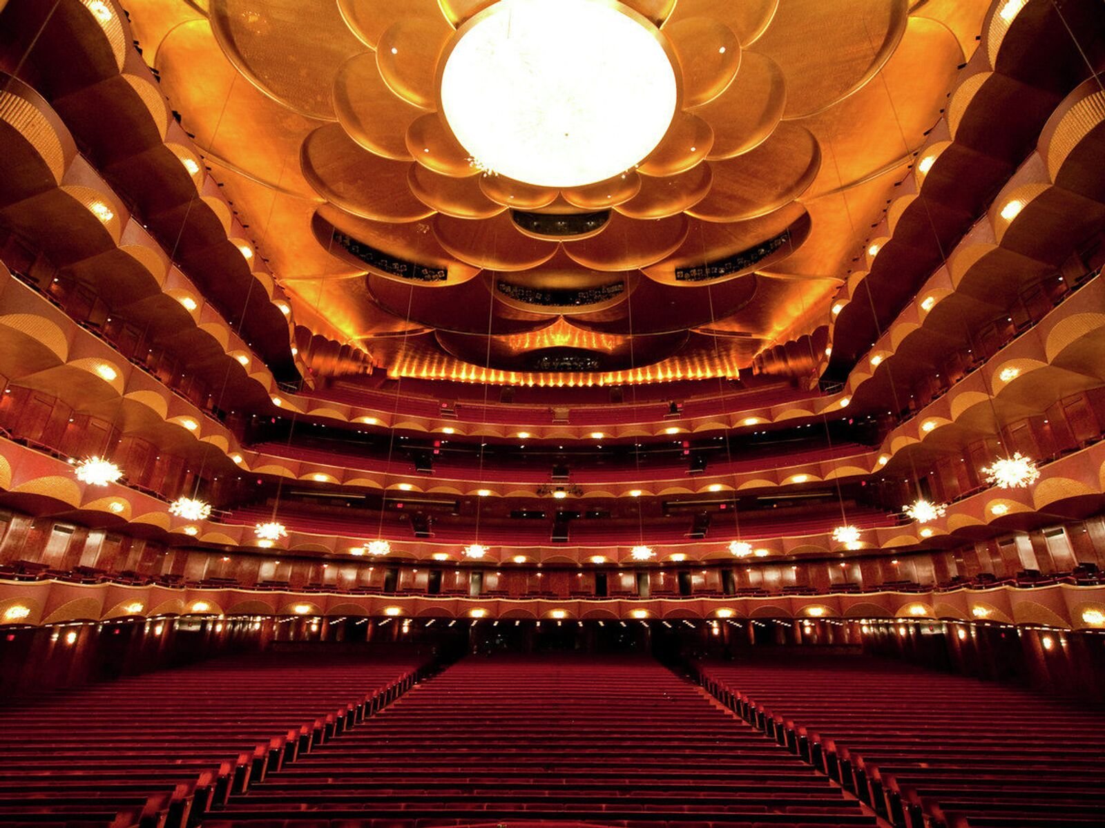 Самые большие оперы. Метрополитен-опера, Нью-Йорк, США. Метрополитен опера в Нью-Йорке. Метрополитен театр Нью-Йорк. Оперный театр - метрополитен опера.