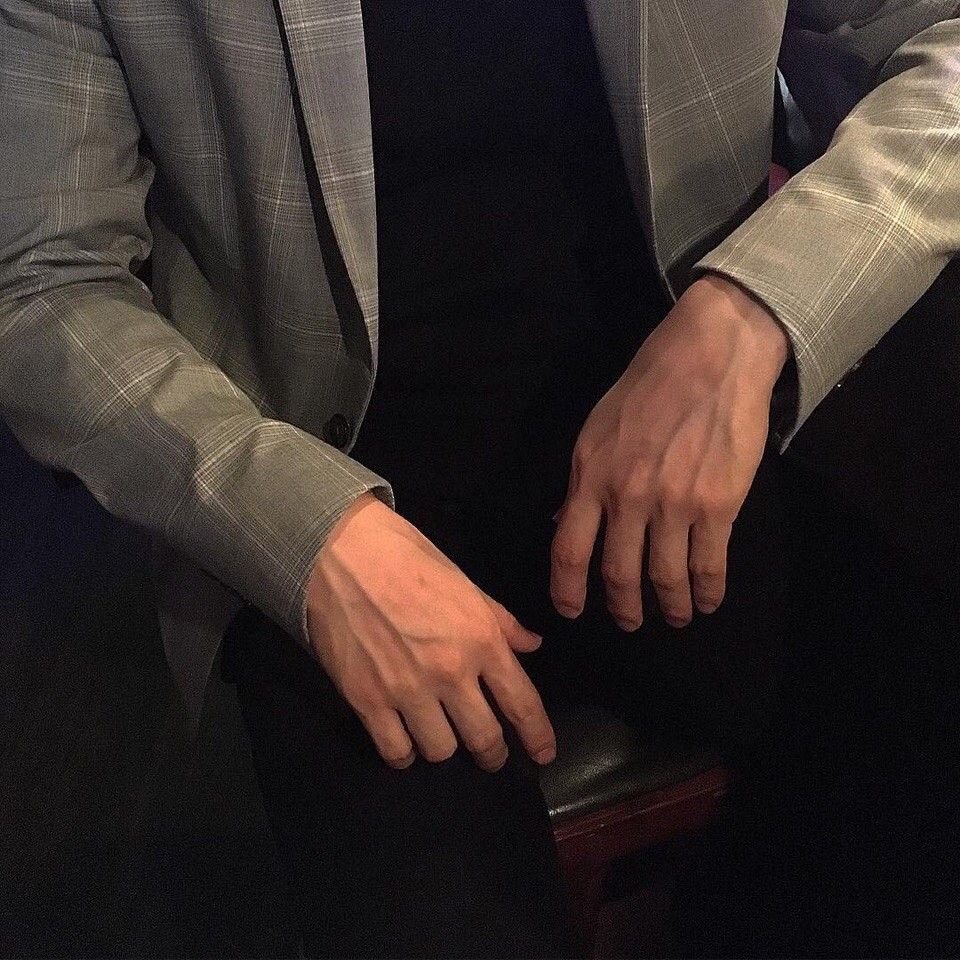 Руки мужчины характер. Мужская рука. Красивые мужские руки. Мужская кисть руки.