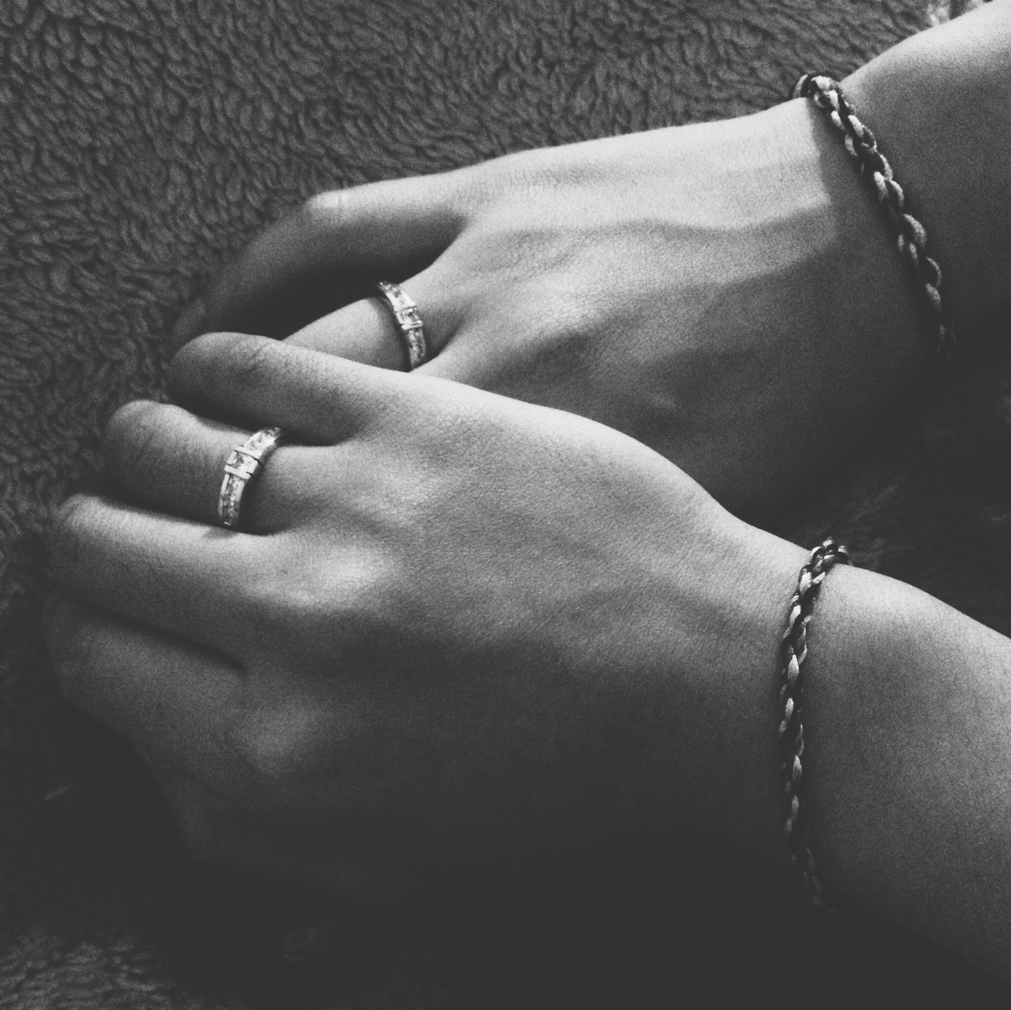 Две мужских руки. Руки влюбленных. Руки любовь. Руки пары. Мужская и женская рука.