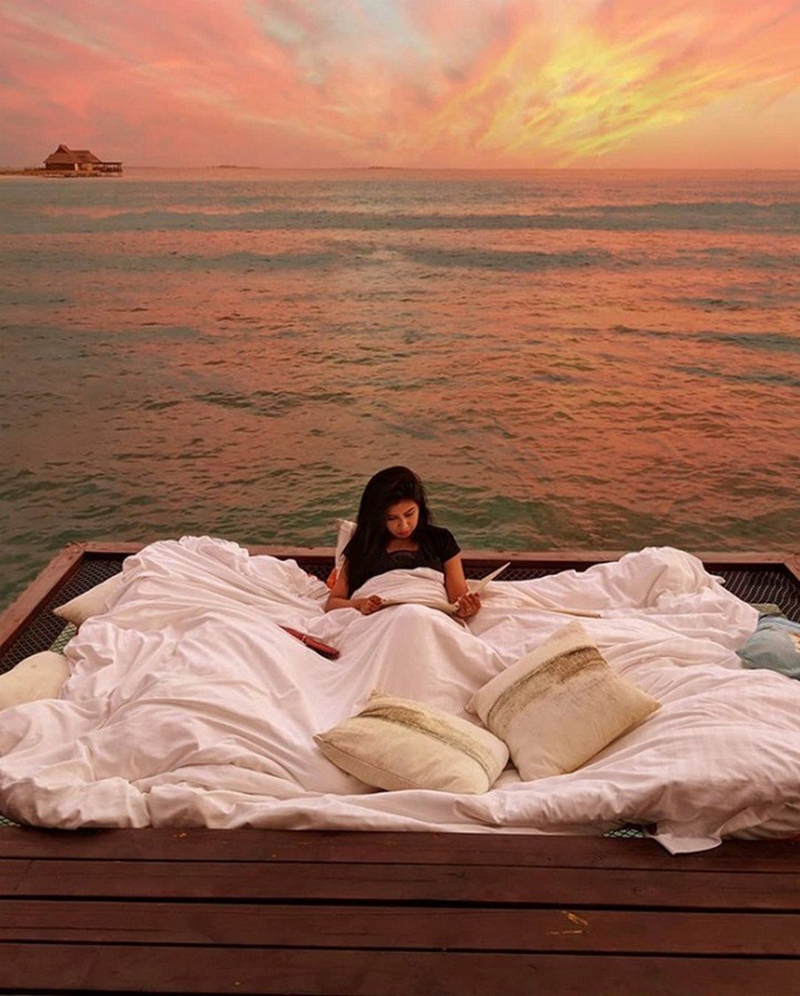 Спать буду отдыхать. Кровать на берегу моря. Постель на берегу океана. Постель в море. Кровать на берегу океана.