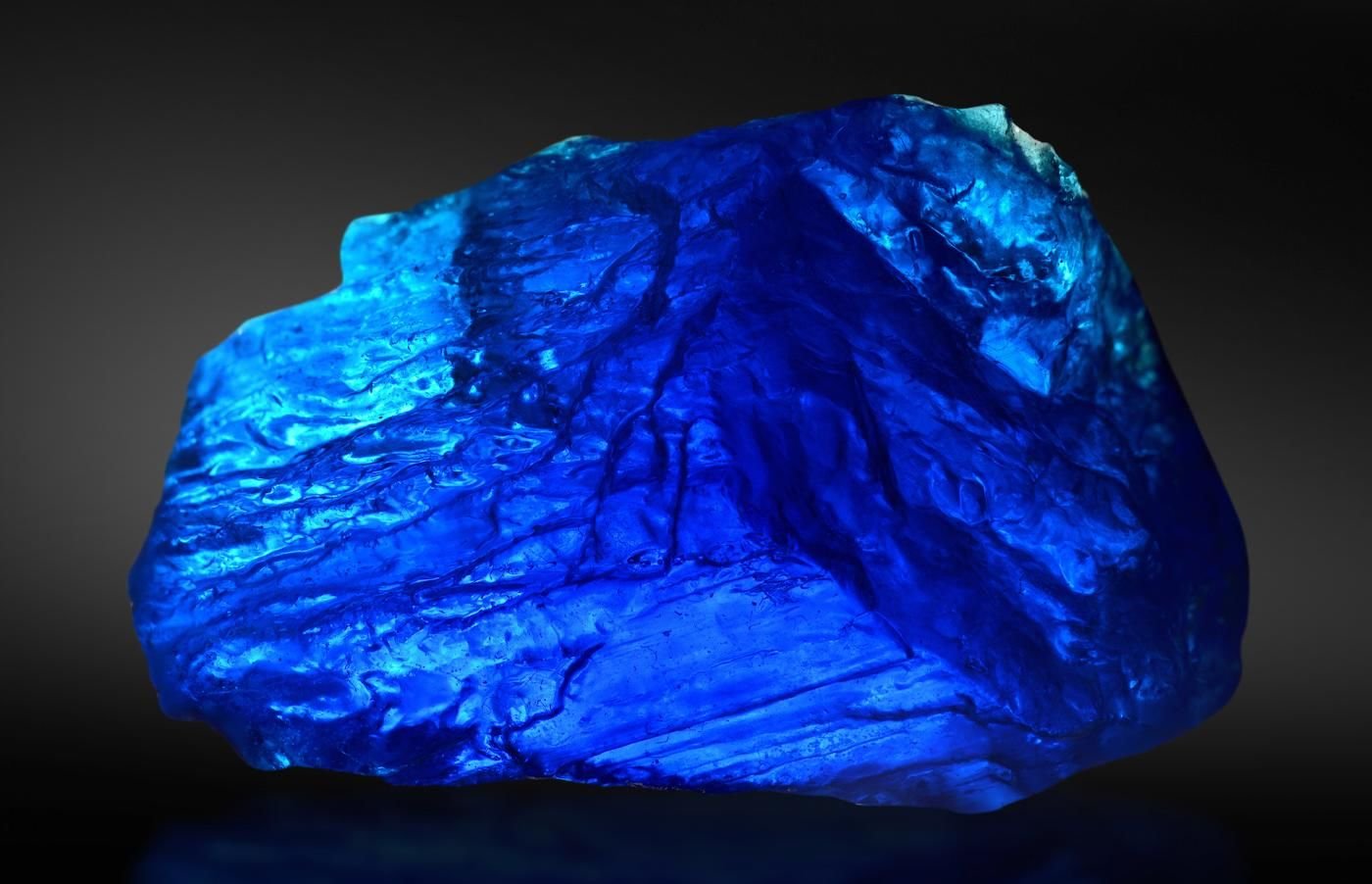 Кристаллический синий. Халькантит минерал Кристалл. Синий Кристалл. Синий минерал. Голубой светящийся камень.