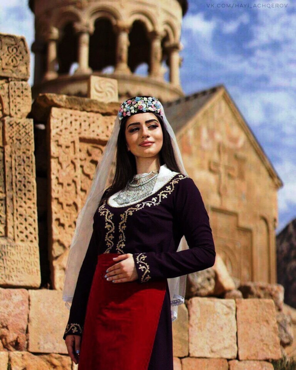 Одежда в ереване. Армянский национальный костюм Сирушо. Армянка в национальном костюме. Армянская одежда женская. Армянская девушка в национальном костюме.