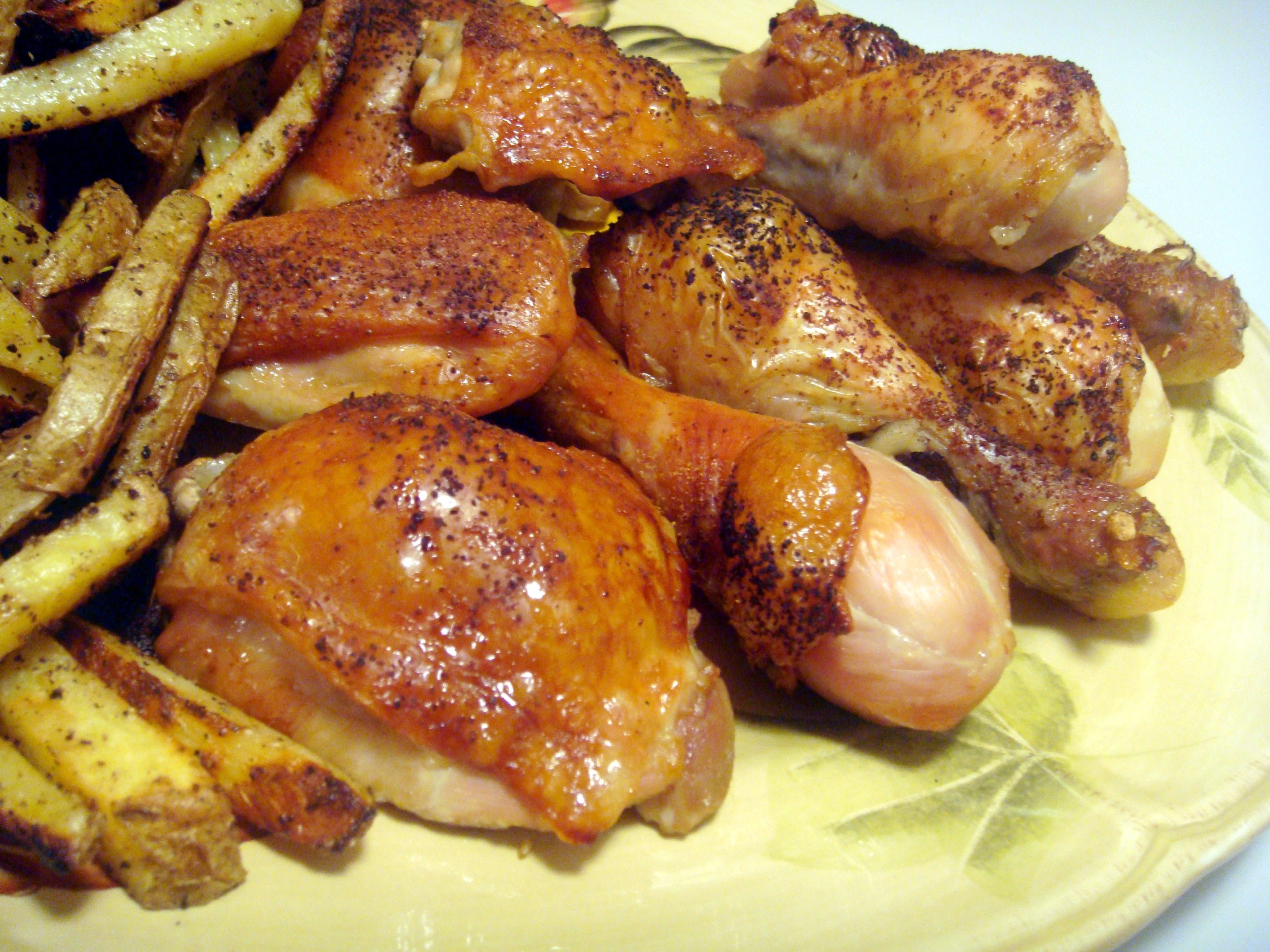 Жареная курица в холодильнике. Окорочка жареные. Окорочка куриные. Бедрышки куриные. Блюда из окорочков куриных.