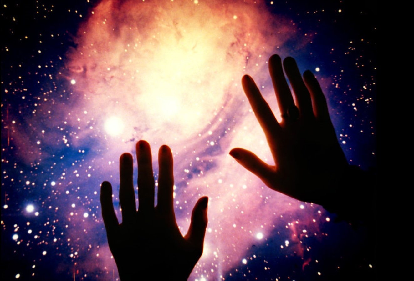 Почему люди тянутся к звездам. Вселенная в руках. Космос в руках. Вселенная в руках человека. Звезды на ладони.