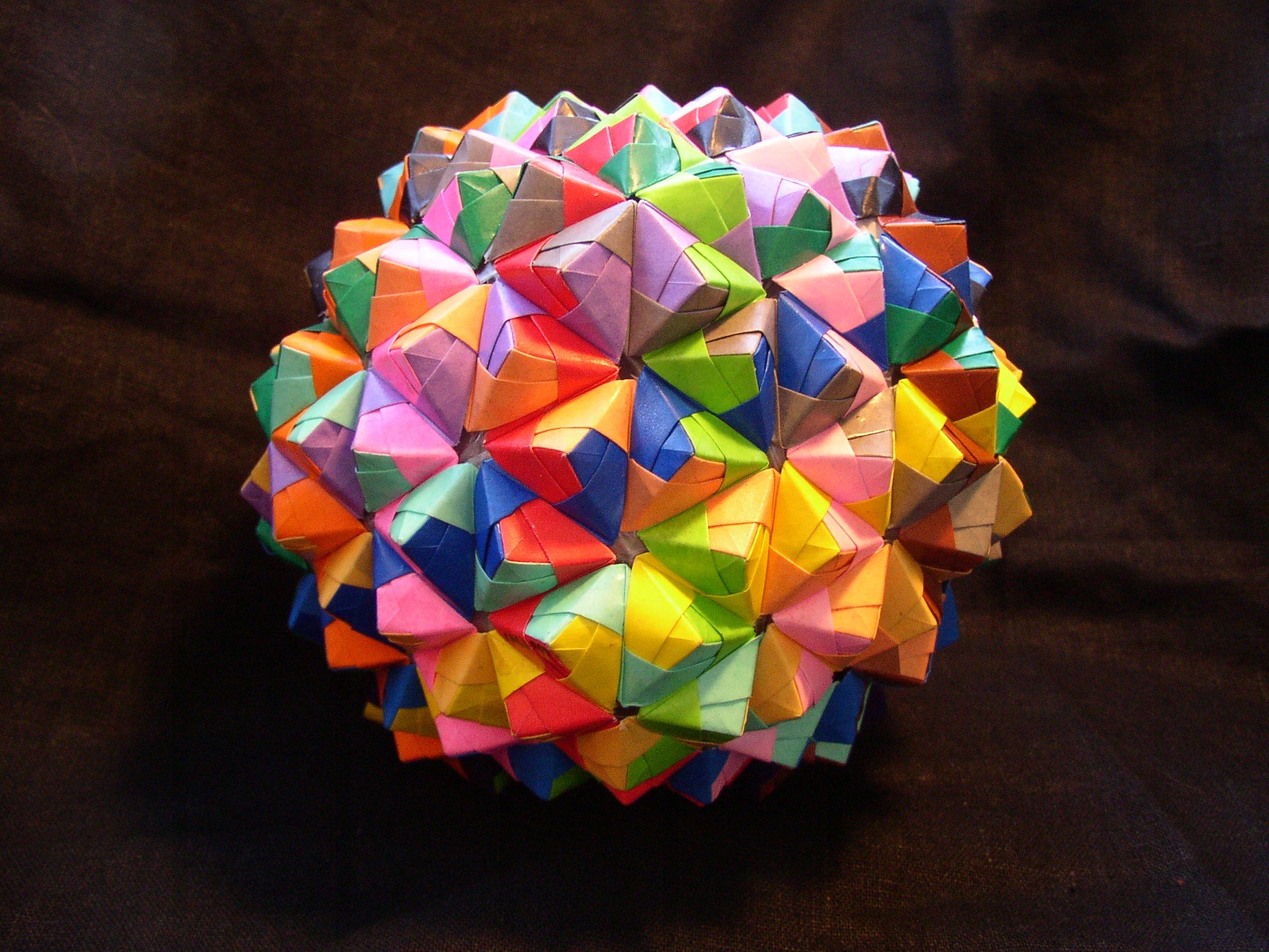 Круг из треугольников из бумаги. Малый битригональный икосододекаэдр. Необычные объемные фигуры. Оригами. Сложные объемные фигуры.
