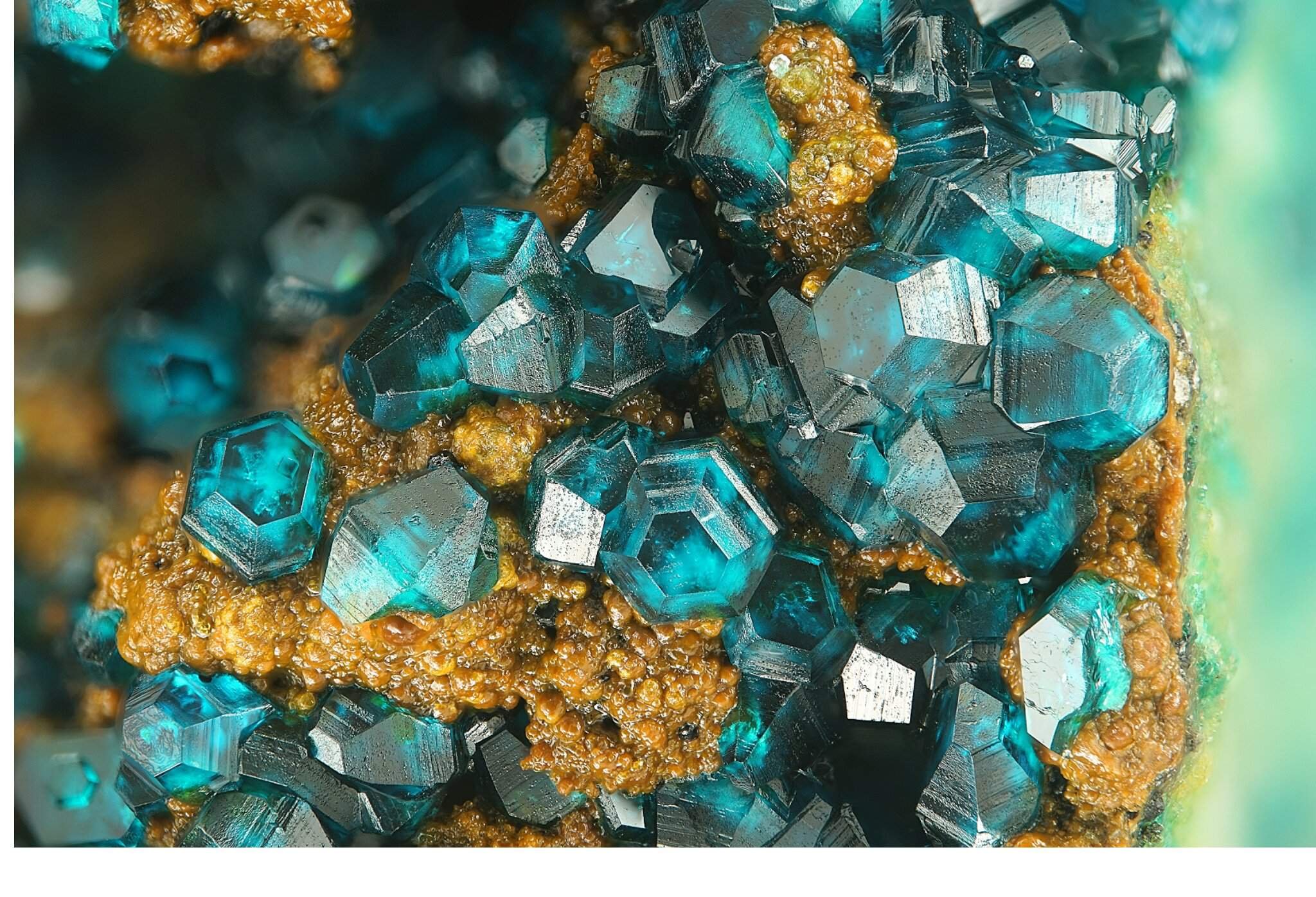Фон самоцветы. Kristall Minerals с120. Самоцветы минералы Кристалл. Спонголит минерал. Бенитоит минерал.