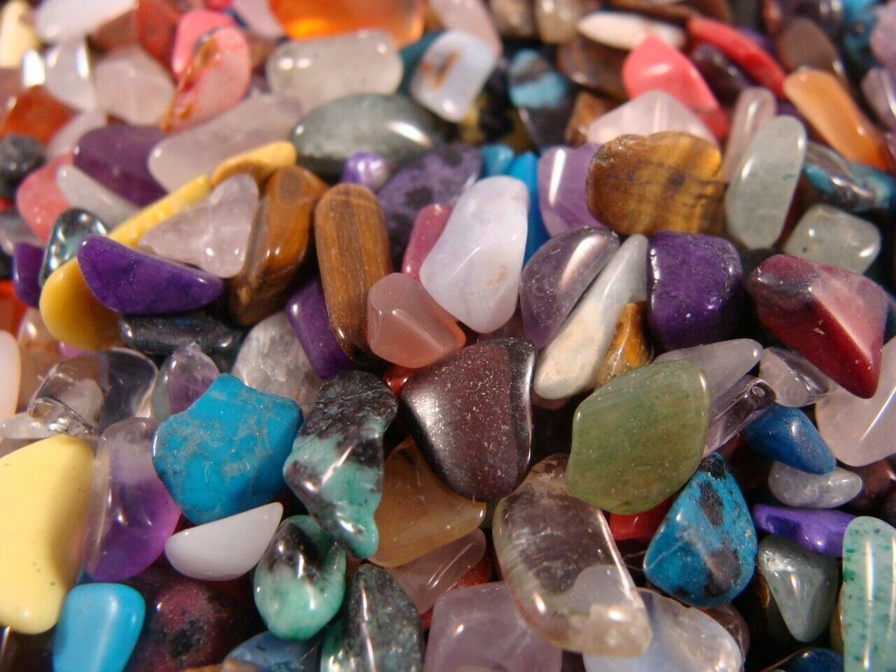 Россыпь самоцветов. Россыпь драгоценных камней. Драгоценные камни россыпью. Цветные камушки. Разноцветные камни.