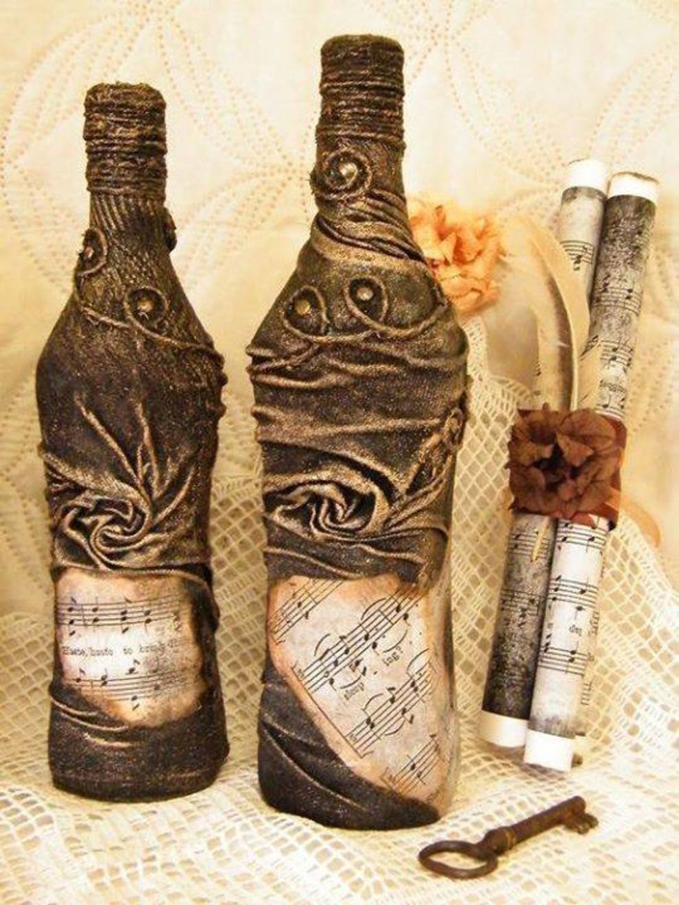 Красивые бутылки своими руками. Декор бутылок. Декорированные бутылки. Бутылка декорированная. Бутылка декорированная тканью.
