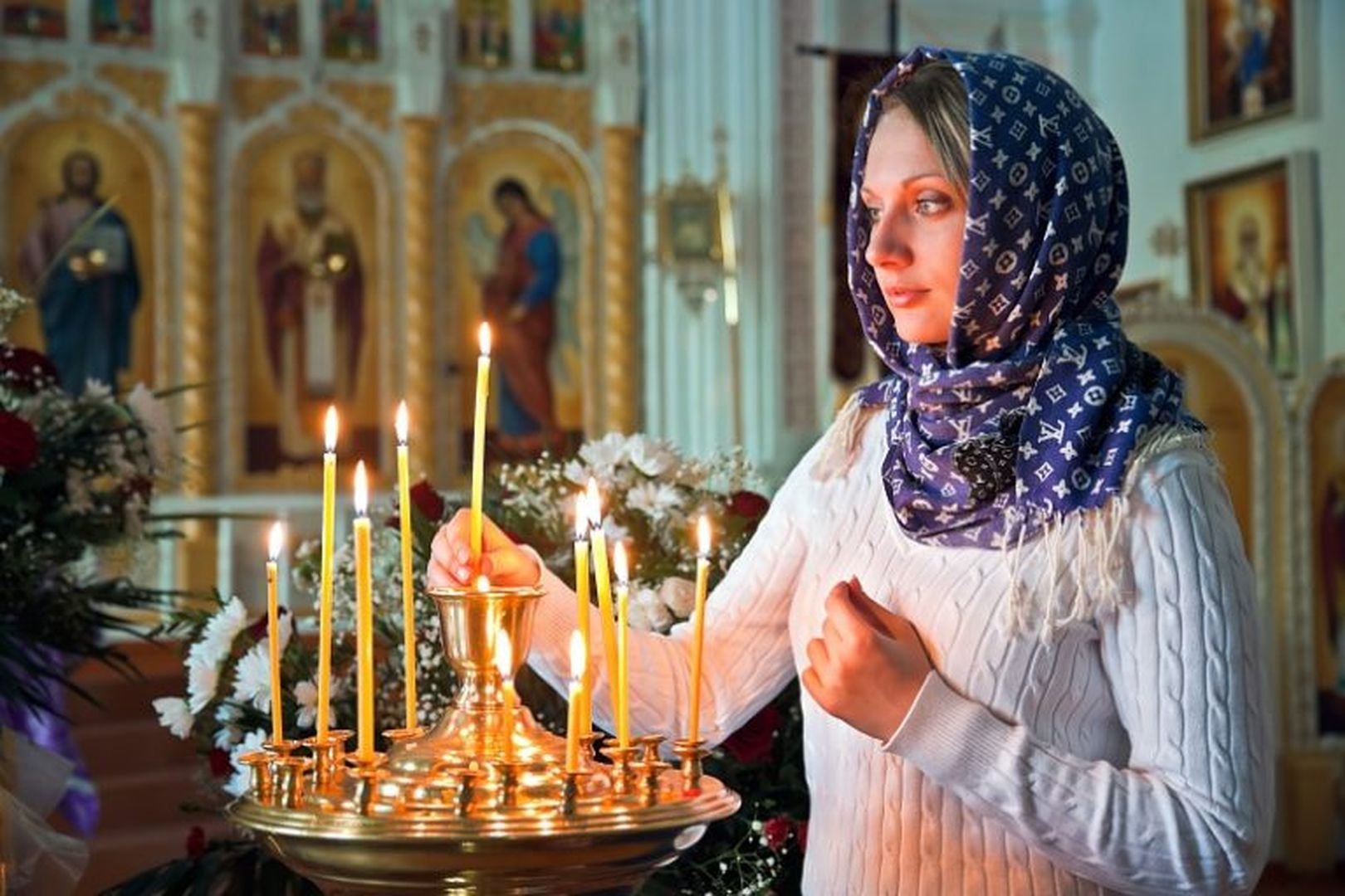 Женщина в платке в храме. Женщина в храме. Православная женщина. Православная девушка в храме. Красивая женщина в церкви.