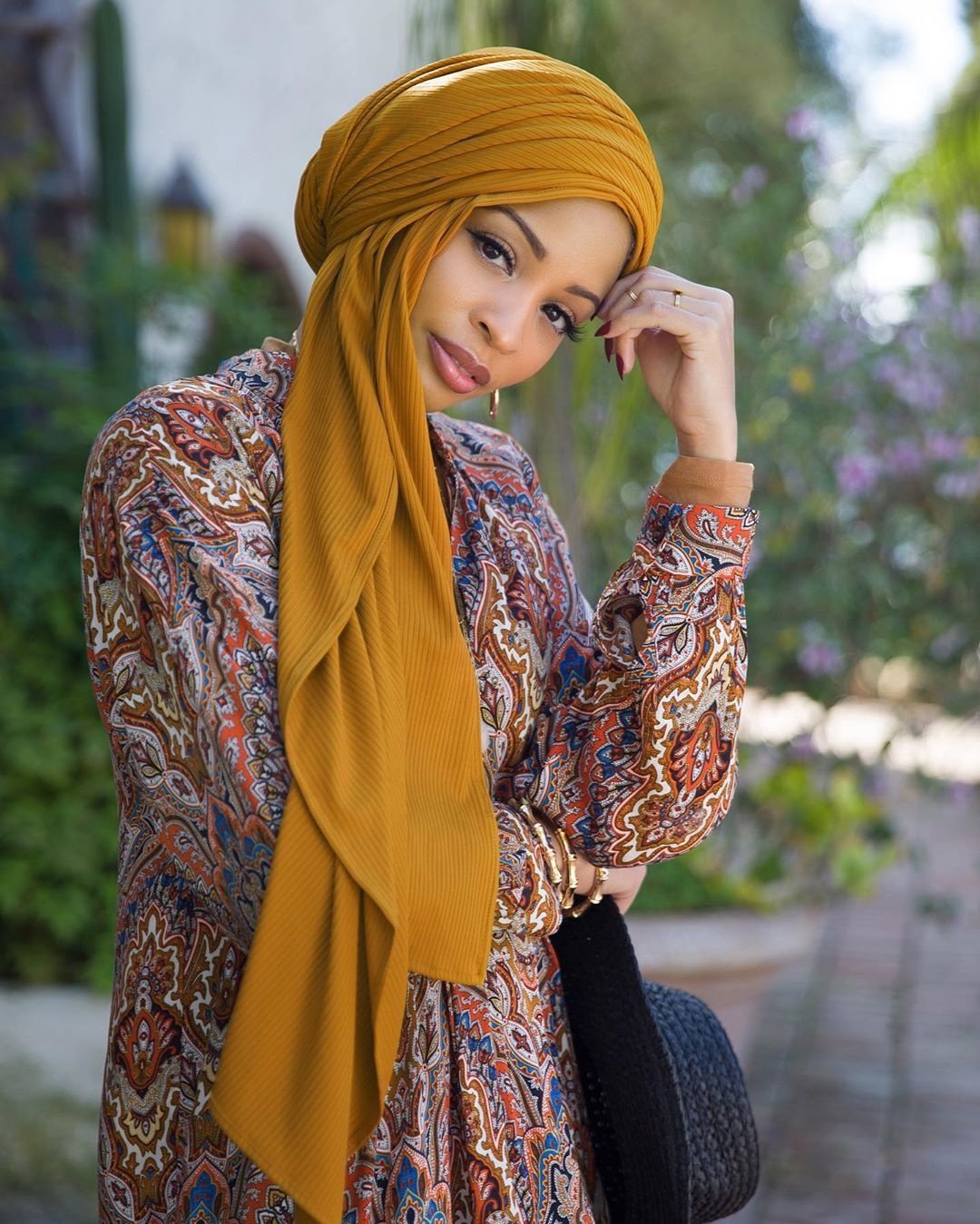 Платок арабка. Арабские платки для женщин. Арабский шарф. Арабский тюрбан женский. Араб в платке.