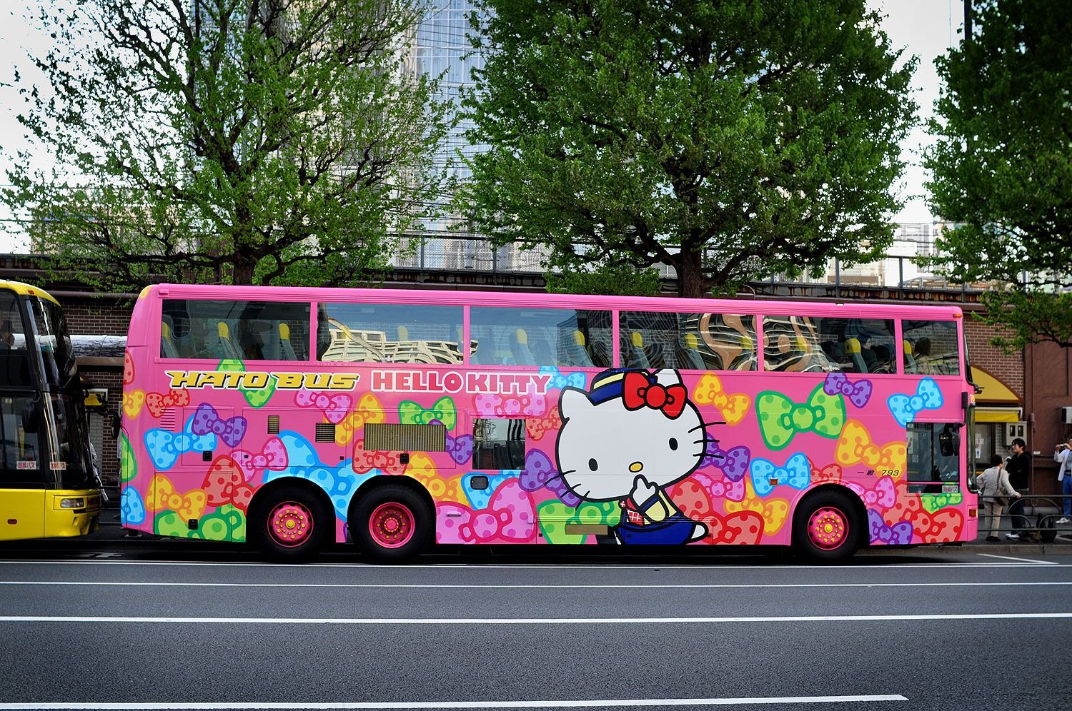 Я езжу в школу на автобусе. Автобус Хелло Китти. Розовый автобус с Хеллоу Китти. Автобус. Веселый автобус.