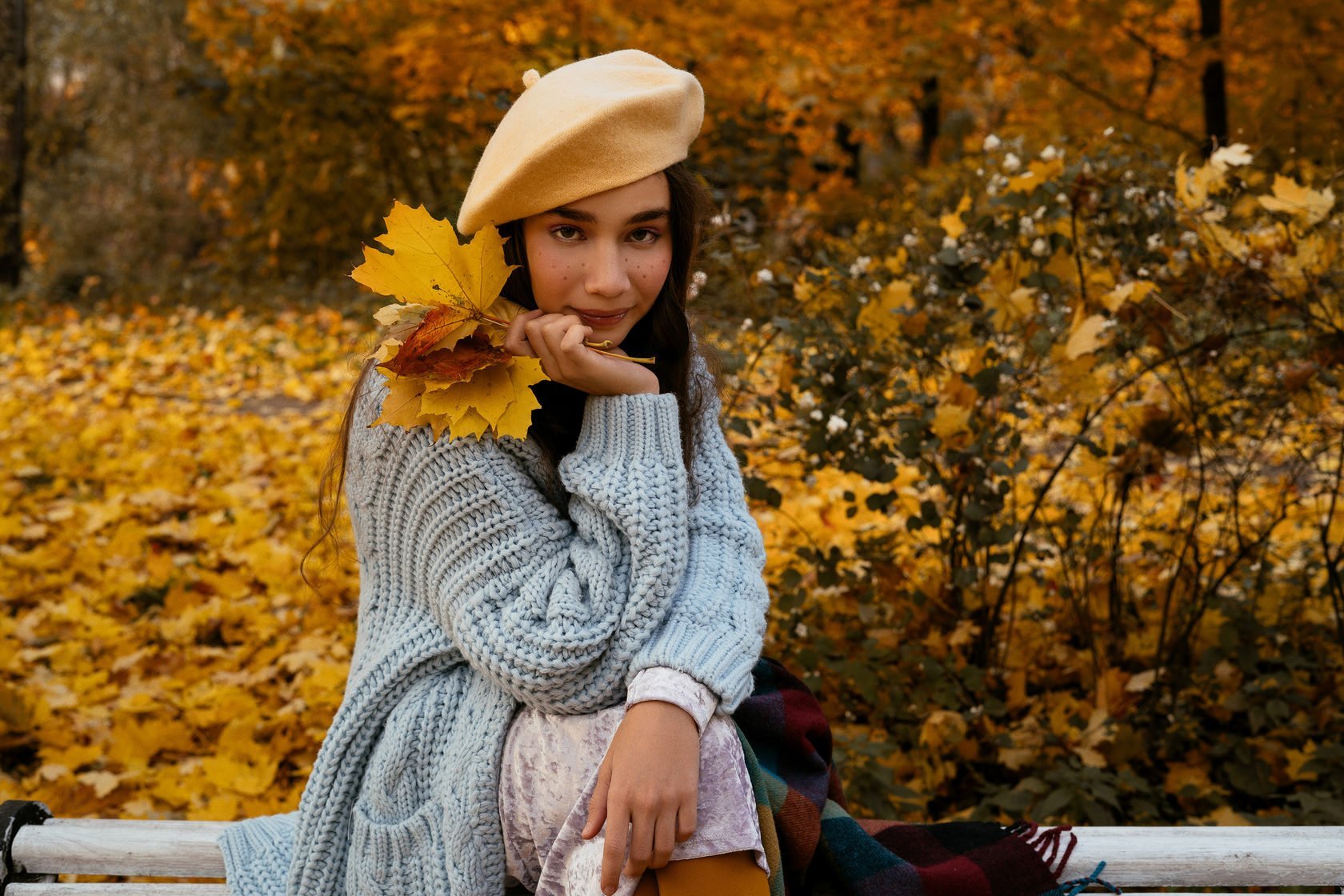 Красивые женщины осень. Осенняя фотосессия. Осенняя фотосессия девушки. Девушка осенью. Образы для осенней фотосессии.