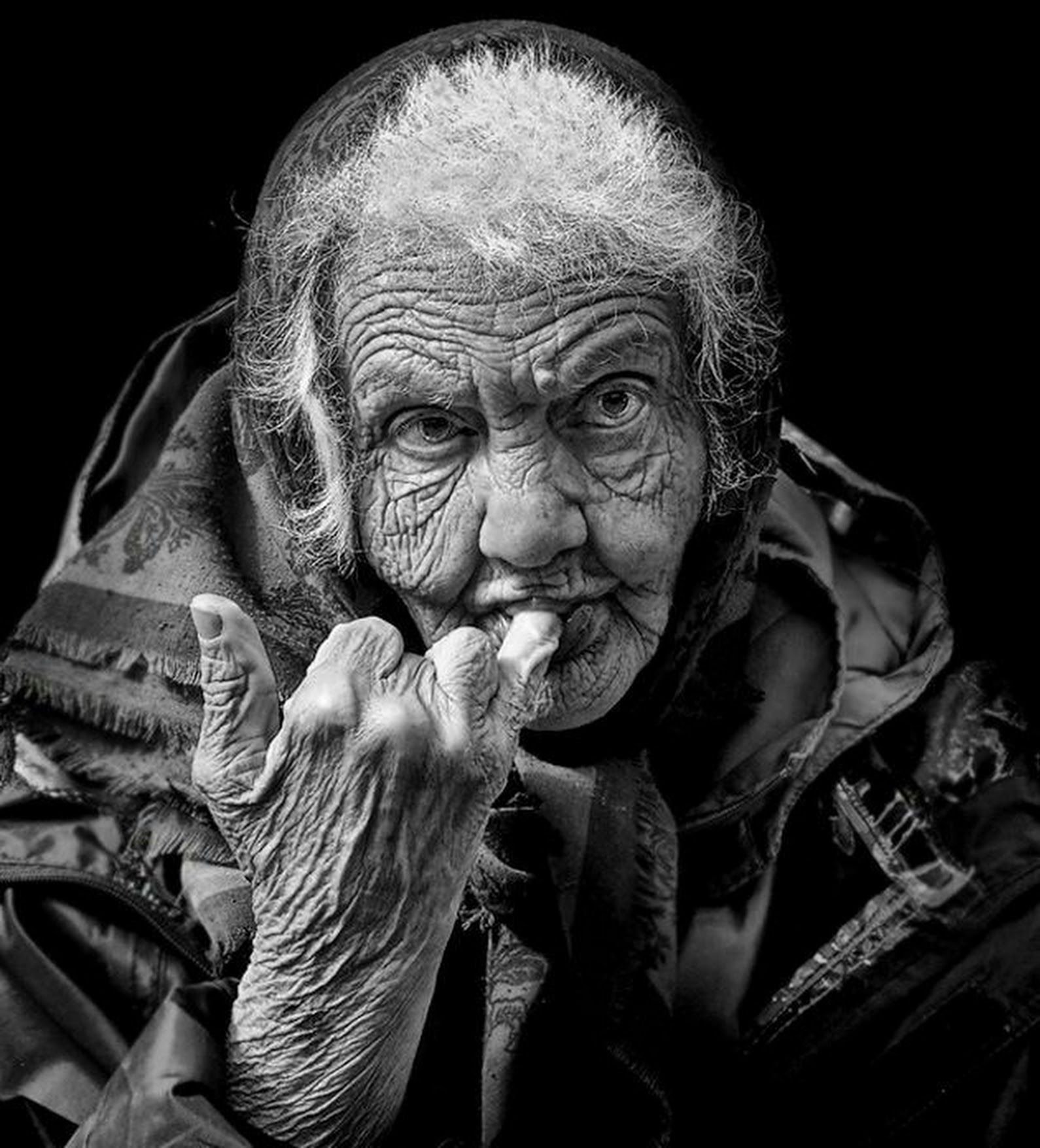 Взгляд старости. Портрет пожилого человека. Черно белый старик. Старые лица.