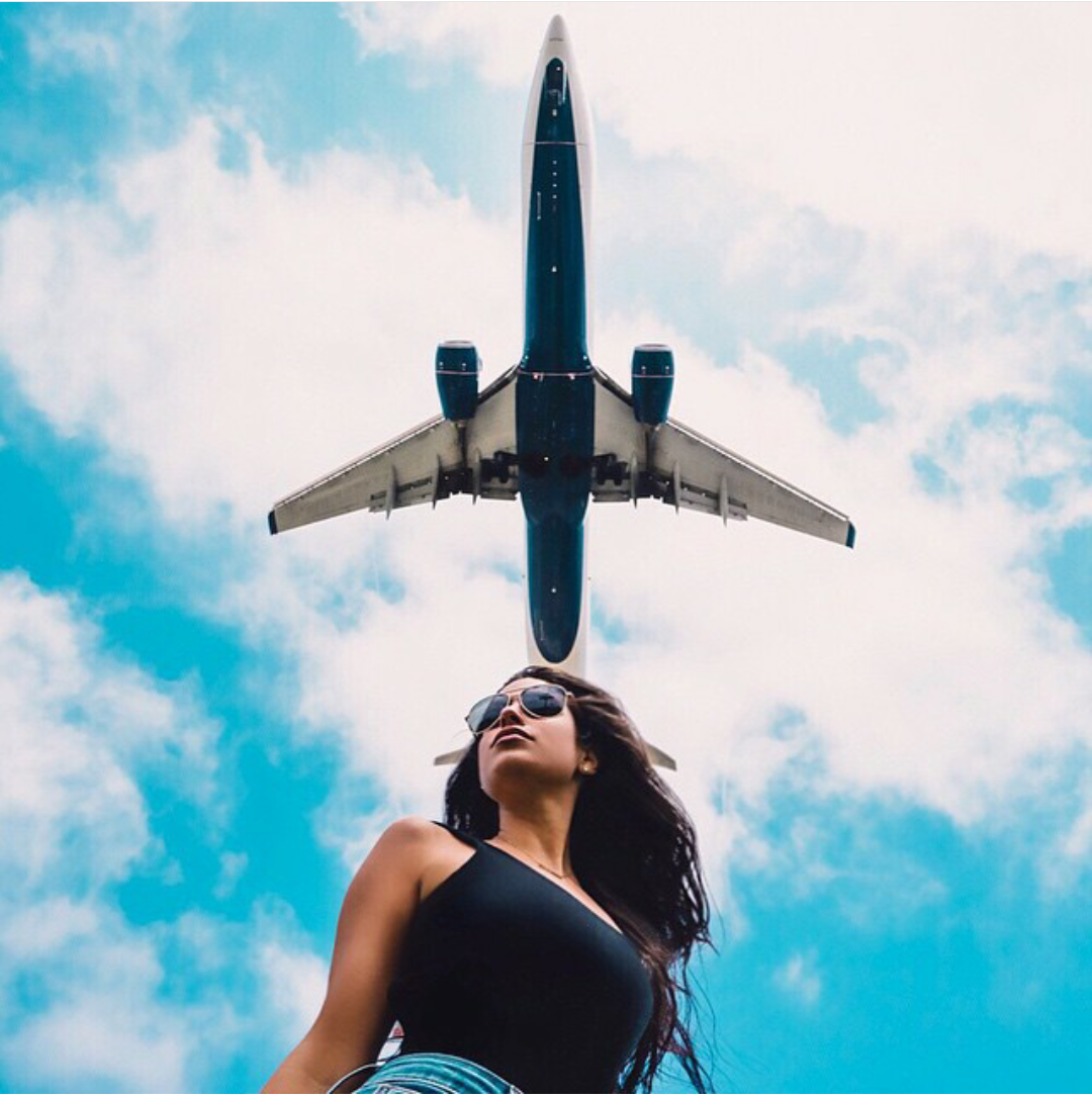 Человек под самолет. Девушка в самолете. Фотосессия с самолетом. Девушка на фоне самолета. Фотосессия с самолетом девушки.