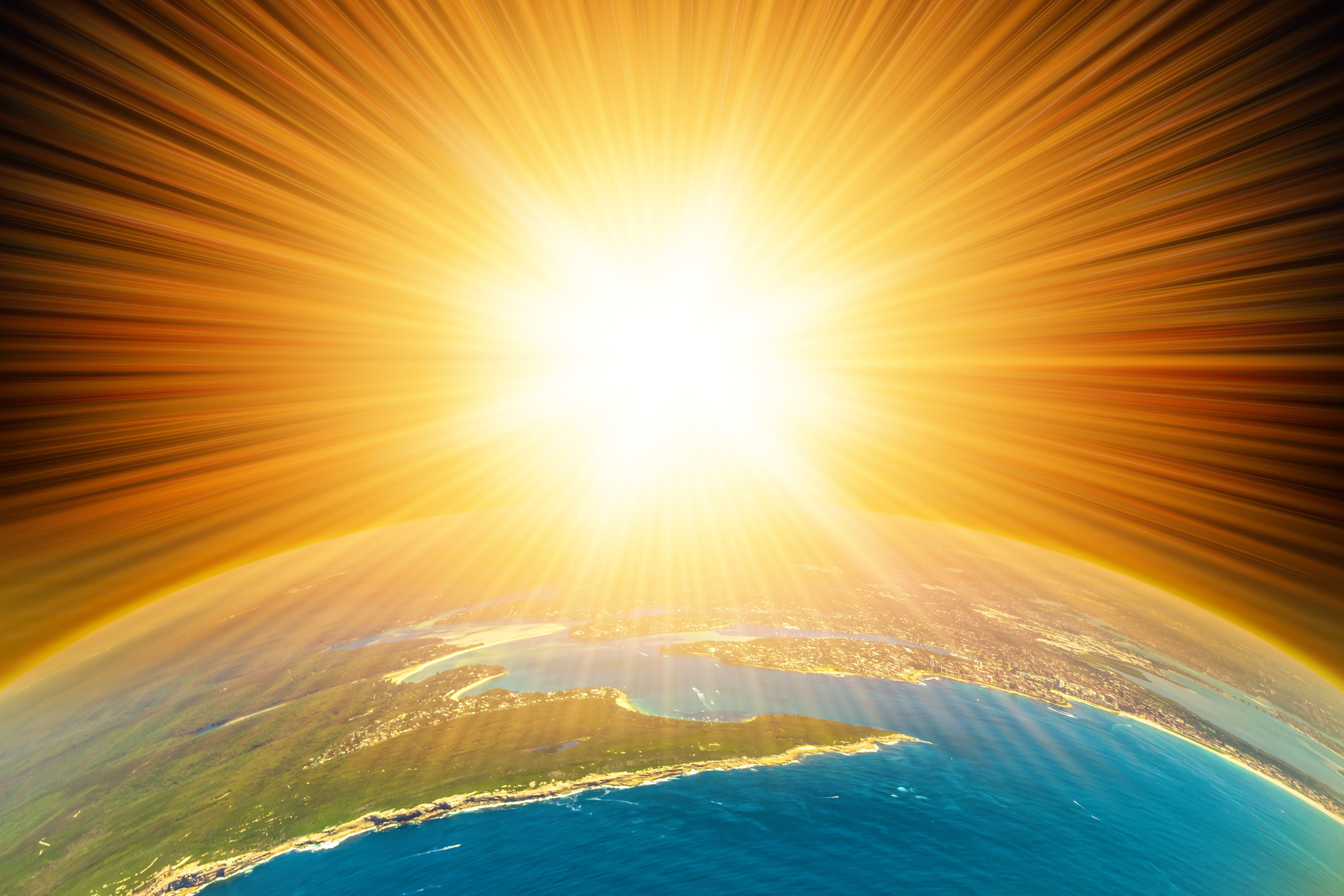 Солнечный свет является источником. Солнце над планетой. Солнце освещает землю. Свет солнца. Земля в свете солнца.