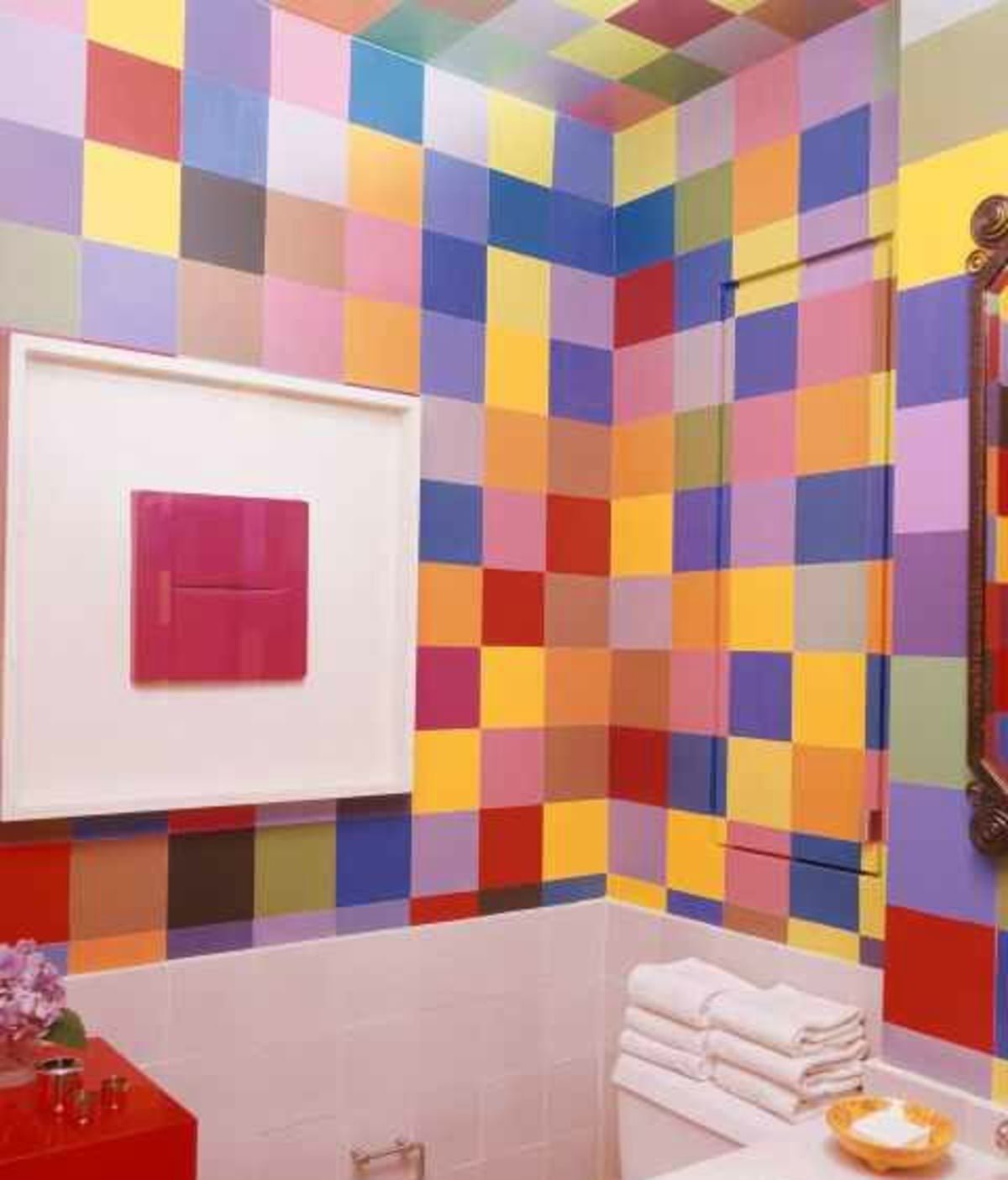 Покрасить плитку в ванной. Цветная плитка для ванной. Яркая плитка в ванную. Ванна с разноцветной плиткой. Разноцветная плитка в ванной комнате.