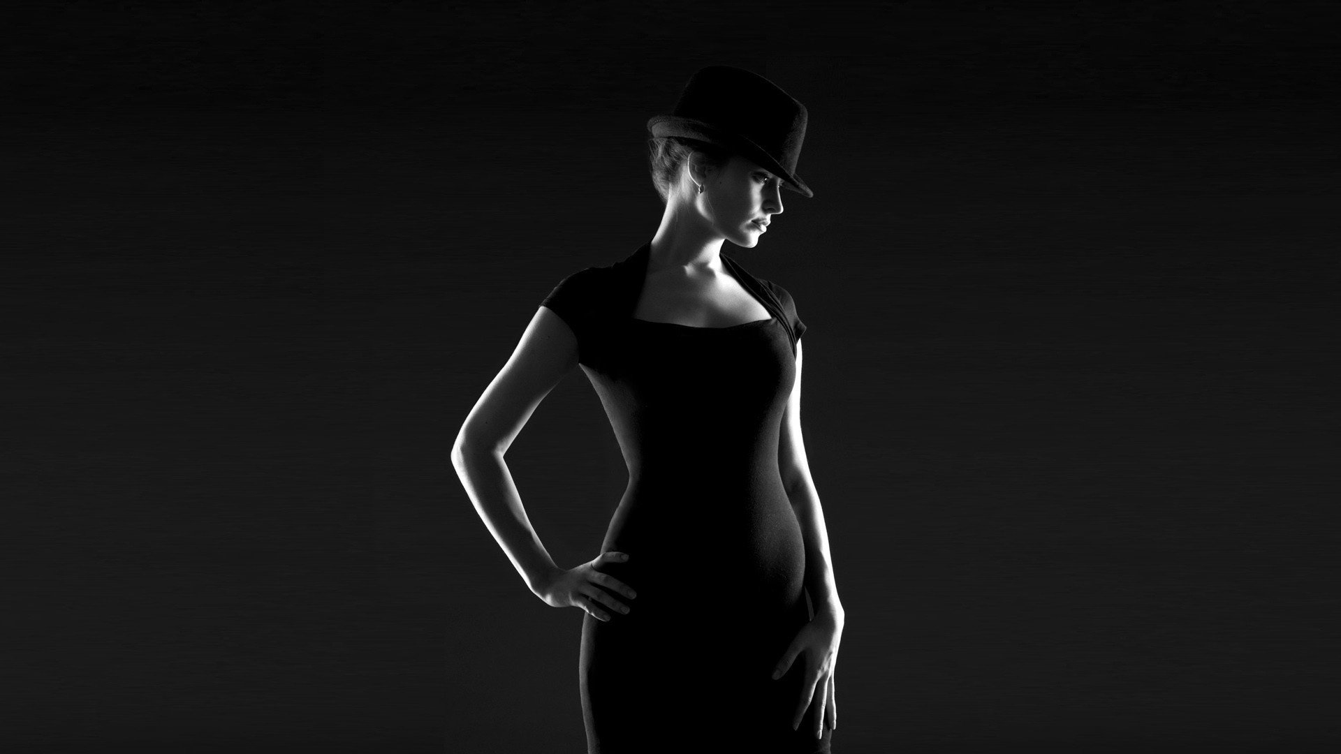 Девушка в шляпе. Фотосессия на темном фоне. Девушка на черном фоне. Элегантная девушка. Грациозная 1