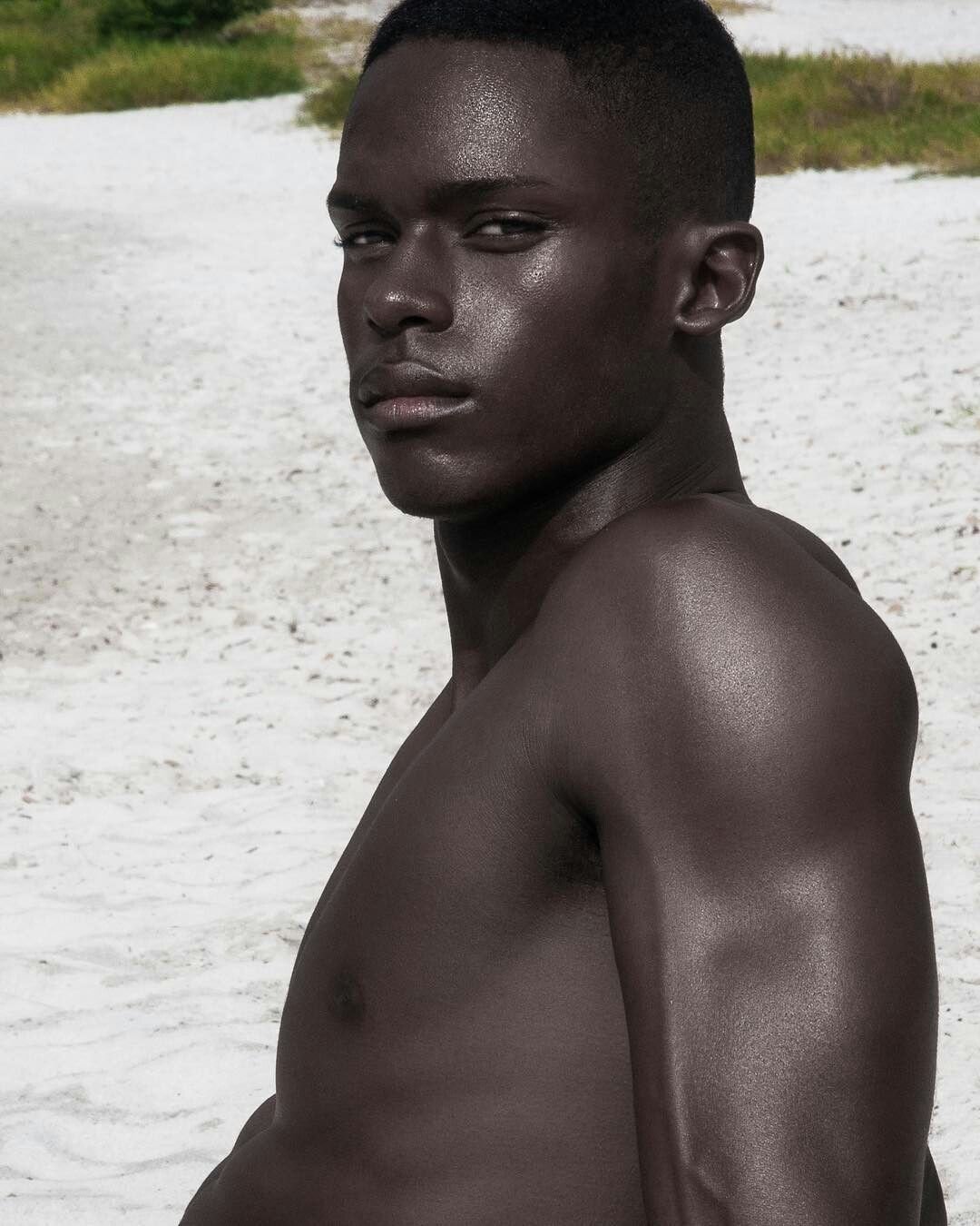 Чернокожий африканец. Афроамериканская раса. Африканцы негроидная раса. Красивые афроамериканцы. Красивые темнокожие мужчины.