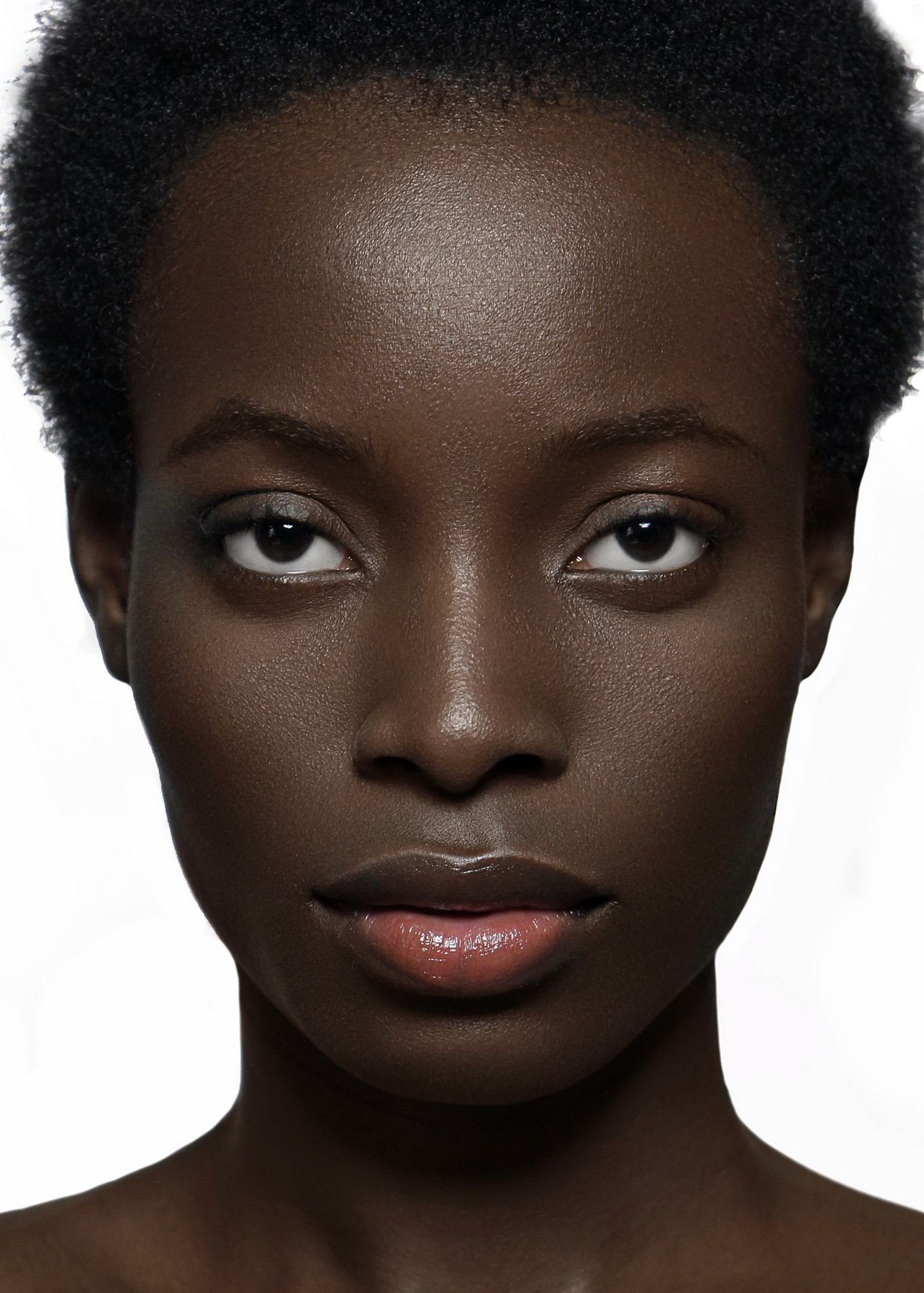 Темнокожий цвет. Негроидная раса. Афроамериканка лицо. Лицо темнокожей девушки. Темнокожая девушка анфас.