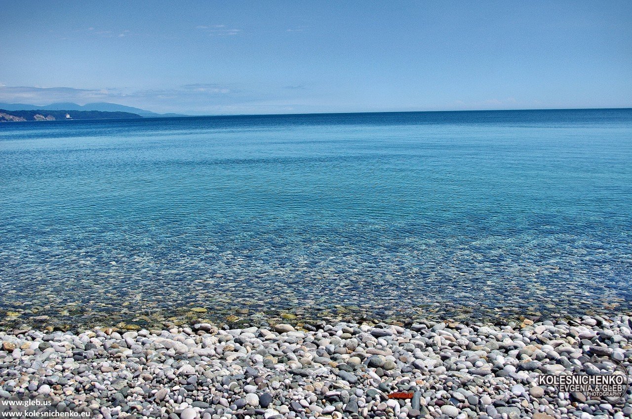 Море абхазия пицунда. Черное море Абхазия Пицунда. Берег моря Абхазия Пицунда. Пицунда море пляж.