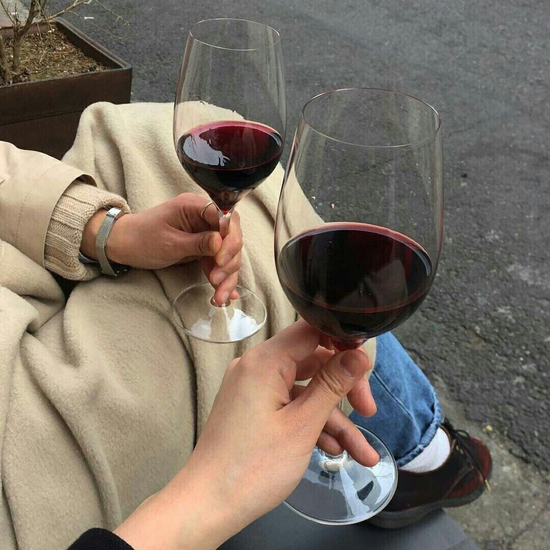 Алакаев бокал вина. Рука с бокалом. Бокал с вином. Бокал вина в руке. Бокал вина в руке девушки.