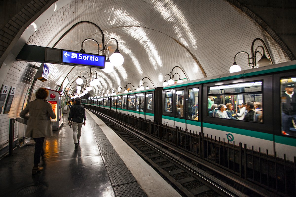 Сколько метро париж. Метро Парижа. Метро Франции Париж. Метро Парижа поезда. Метрополитен Парижа метро.