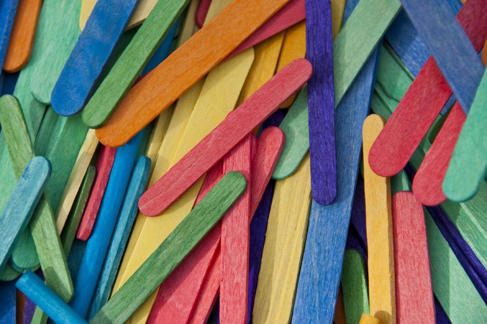 Палочки квадратиками. Цветные палочки. Разноцветные доски. Абстрактные палочки. Текстура деревянной палочки.