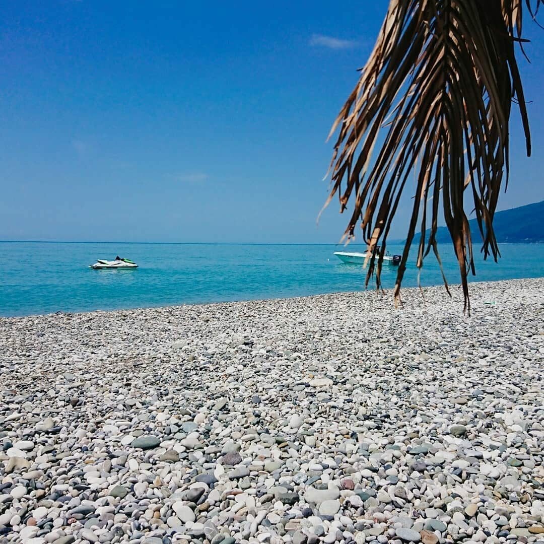 Пляжи абхазии с детьми. Красивые пляжи Сочи. Самые красивые пляжи Сочи. Кубинский пляж Крым.