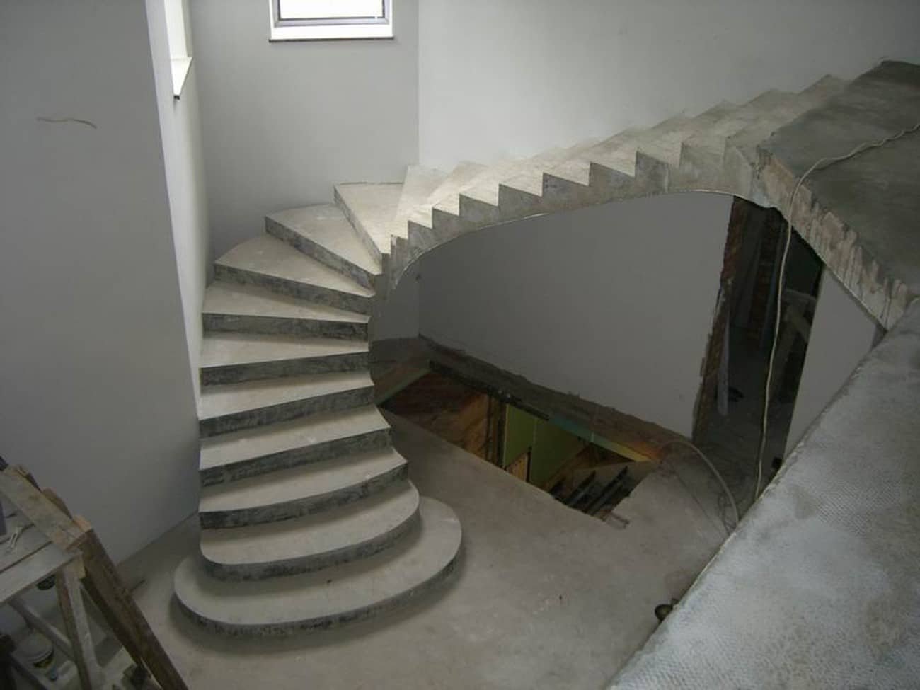 Бетонная лестница второй. Лестницы бетонные монолитные. Лестница монолитная железобетонная. Монолитные лестницы из бетона. Бетонные лестницы в частном.