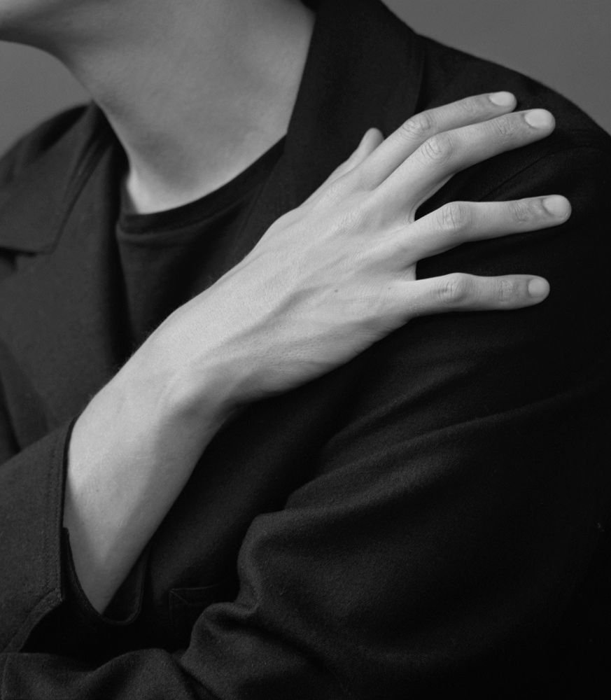 Легкое соприкосновение. Мужская рука. Красивые мужские руки. Мужские руки Эстетика.