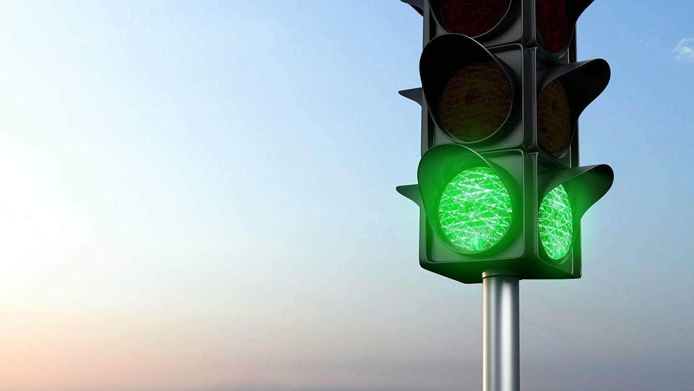 Зеленый свет машина. Зеленый светофор. Зеленый свет светофора. Зеленый цвет светофора. Зелйныйсвет светофора.