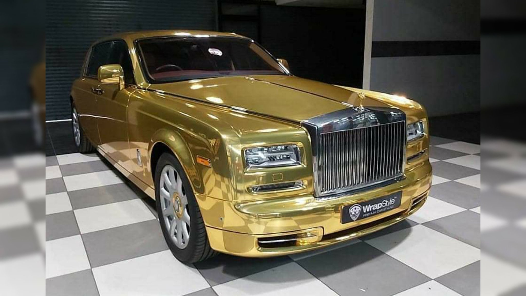 Машина за 1 доллар. Золотой Rolls Royce Phantom. Rolls Royce Phantom 2021 Golden. Роллс Ройс Фантом 2020. Rolls Royce Phantom Coupe 2021 золотой.