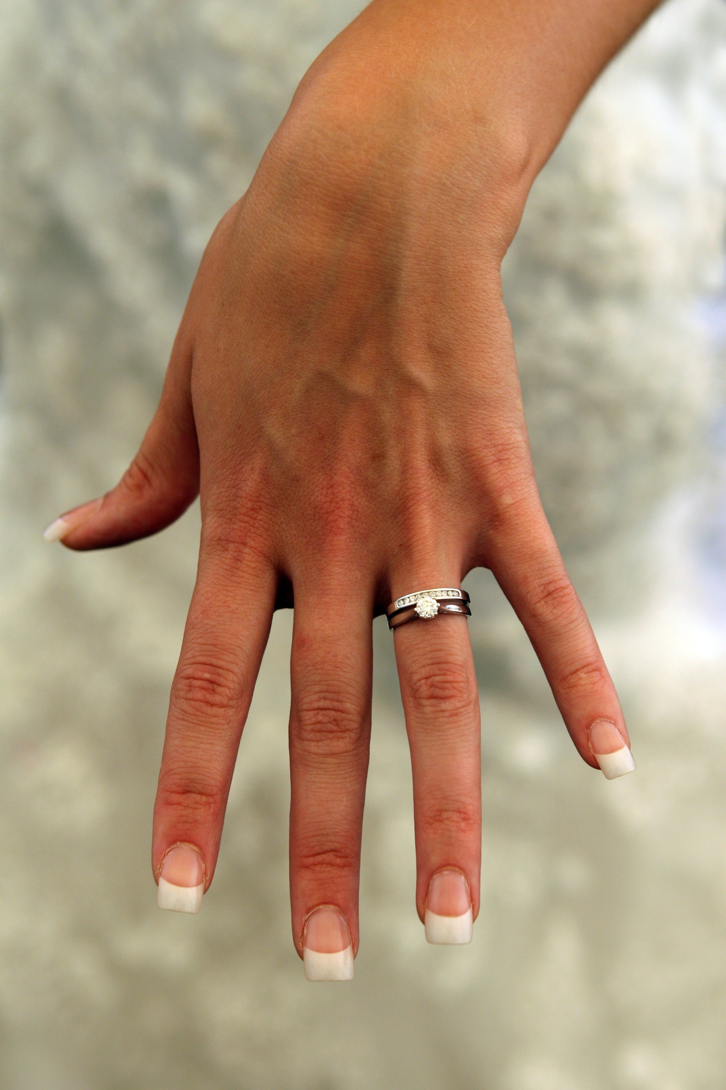 Пальцы женщин красивые. Обручальное кольцо на пальце. Красивые кольца на руке. Красивое кольцо на пальце. Красивые пальцы рук.