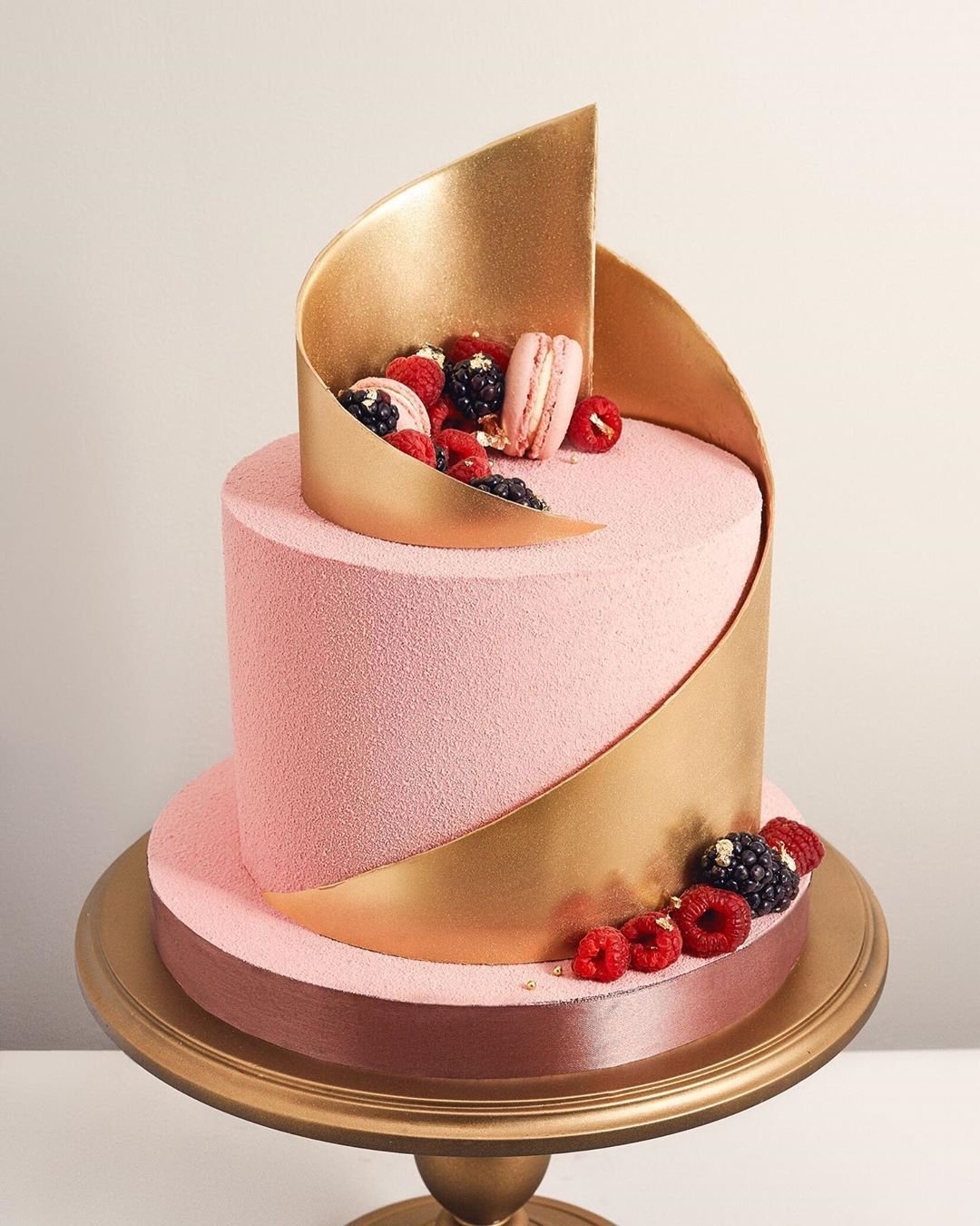 Фото современных тортов. Торты Паулин кейк. Стильный торт. Стильный торт для девушки. Необычный декор торта.