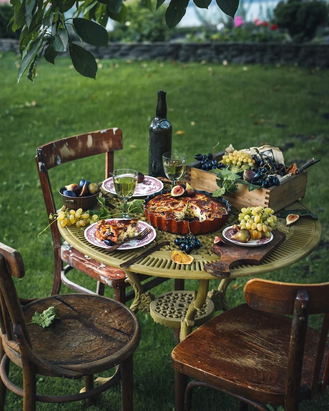 Красивый накрытый стол фото. Сервировать стол на пикник на природе. Стол с едой. Сервировка стола на природе. Сервировка праздничного стола на природе.