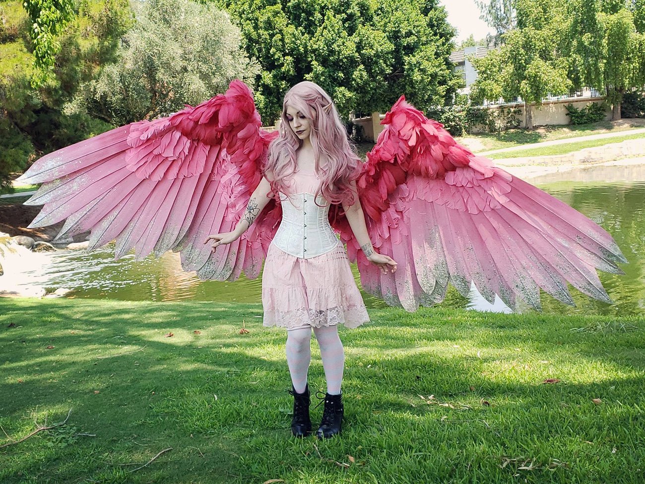 Костюм с розовыми волосами. Розовые Крылья. Большие Крылья. Косплей с крыльями. Розовый ангел.