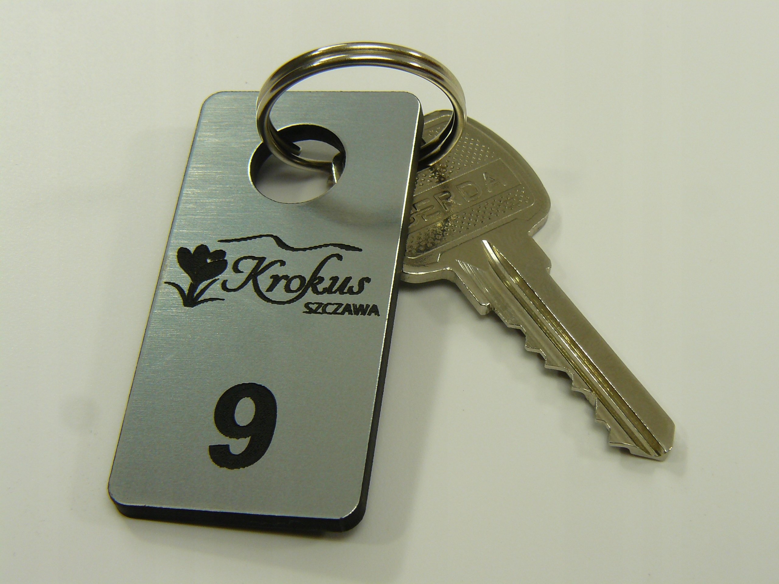 Ключ от комнаты охраны. Брелки для ключей. Брелки для гостиничных ключей. Брелок на ключи в отеле. Брелок с номером квартиры.