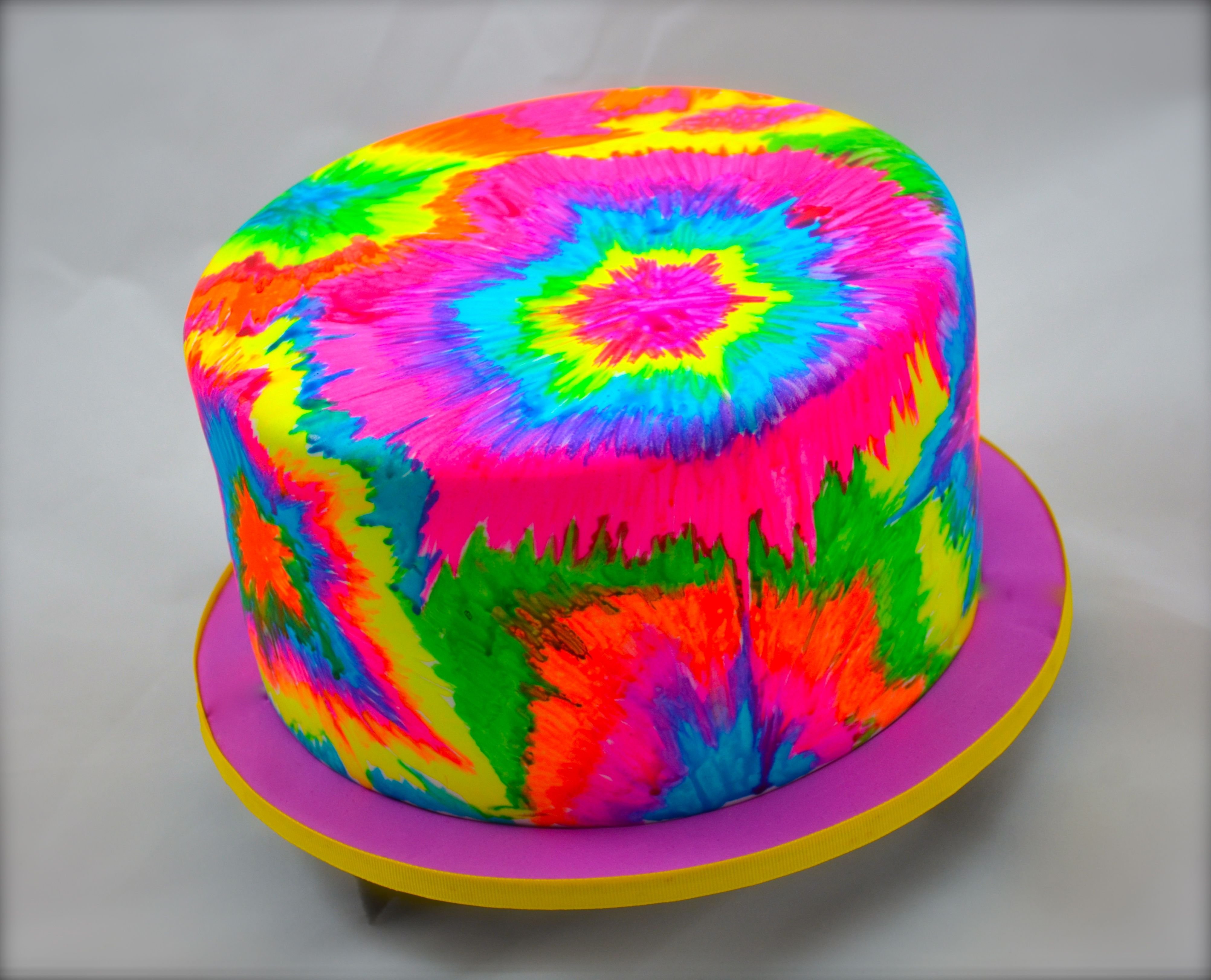 Неоновый торт. Хиппи Tie-Dye. Яркие цторы. Яркий торт. Торт Радужный.