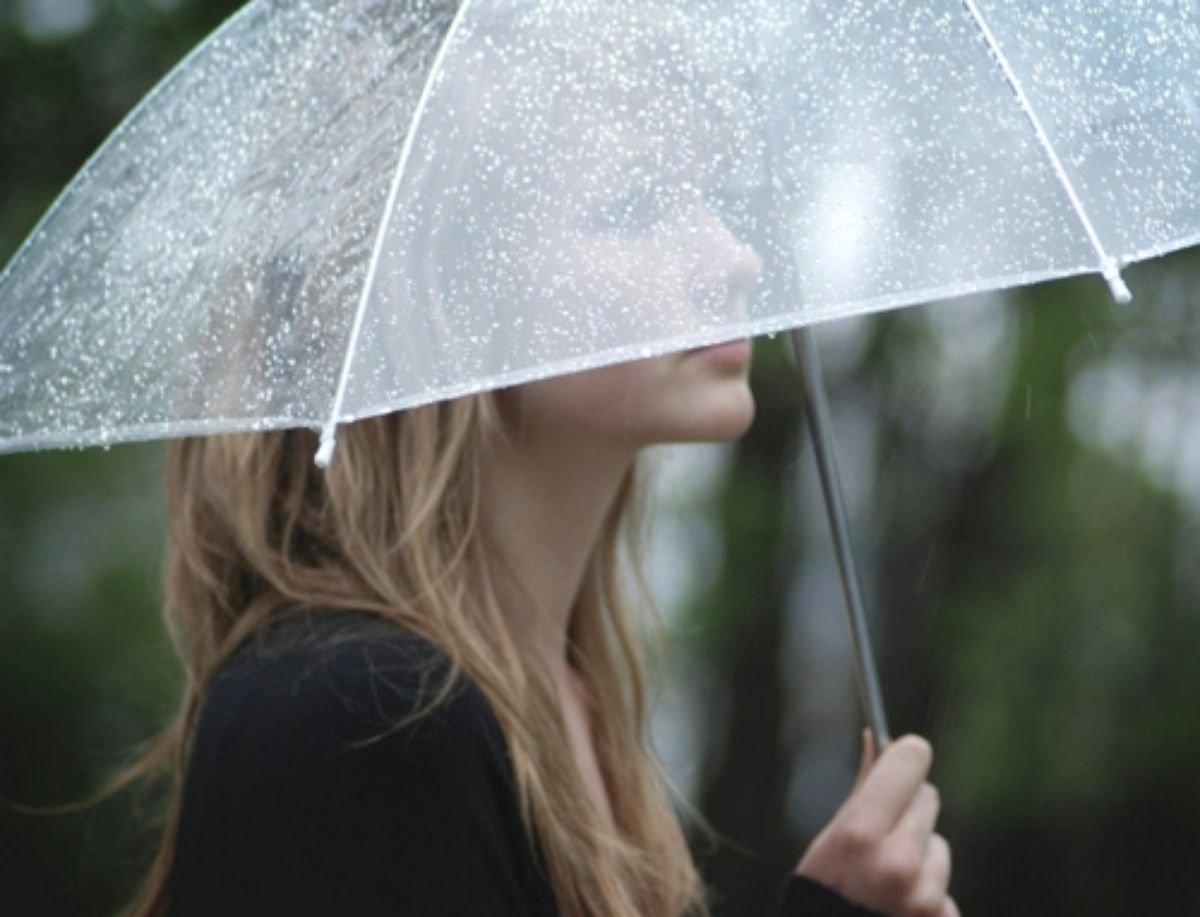 Зонтик добра. Девушка с прозрачным зонтом. Девушка с зонтом под дождем. Зонт прозрачный красивый. Блондинка с зонтиком.