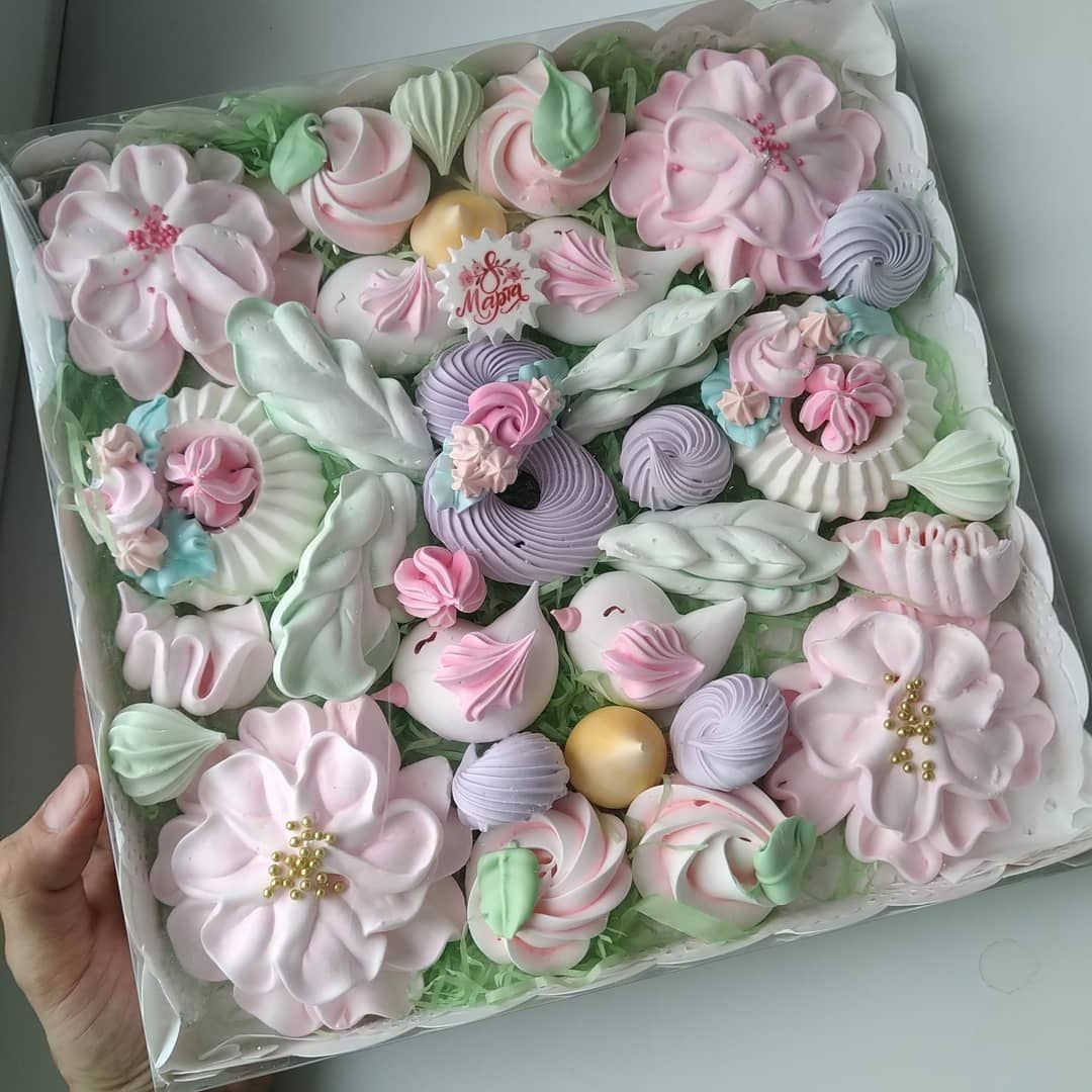 Торт украшенный зефирными цветами