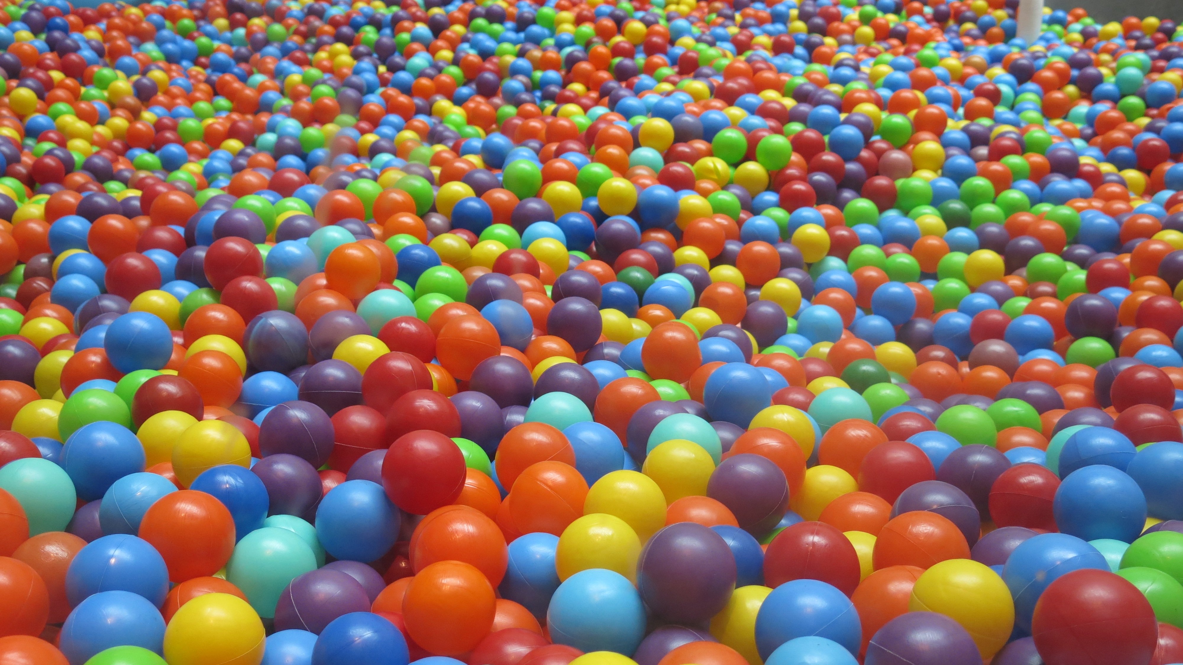 Разноцветные шары игровая объявление