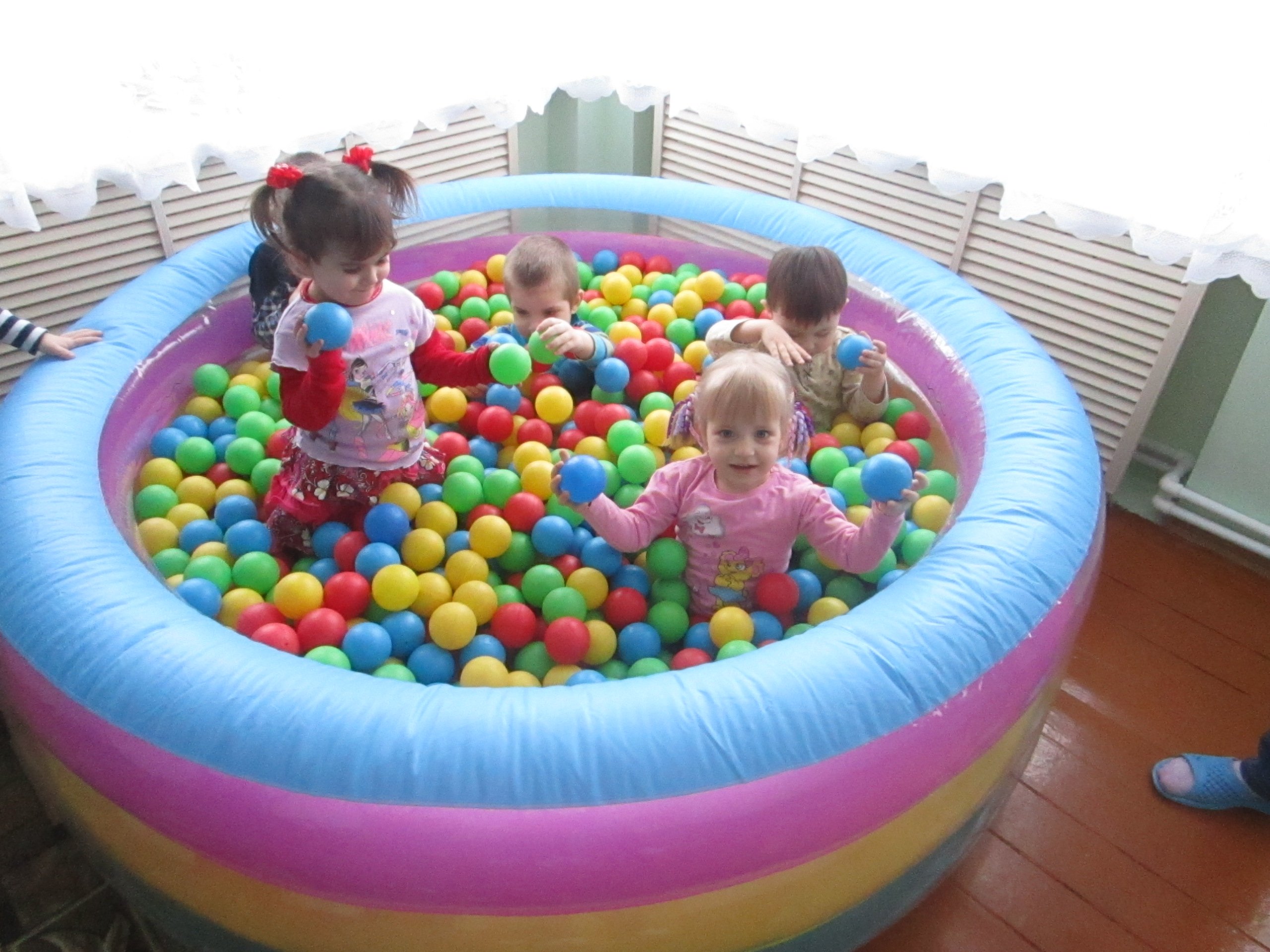 Горки шарики бассейн. Бассейн с шариками. Детский бассейн с шариками. Шарики для сухого бассейна. Сухой бассейн для детей.