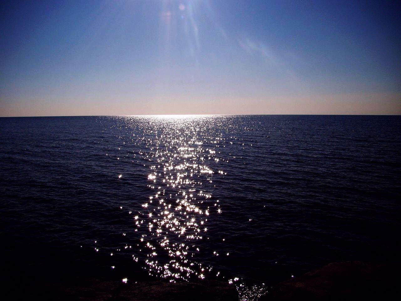Песни свет в океане. Блики на воде. Солнечные блики на воде. Блики солнца на воде. Сияющее море.