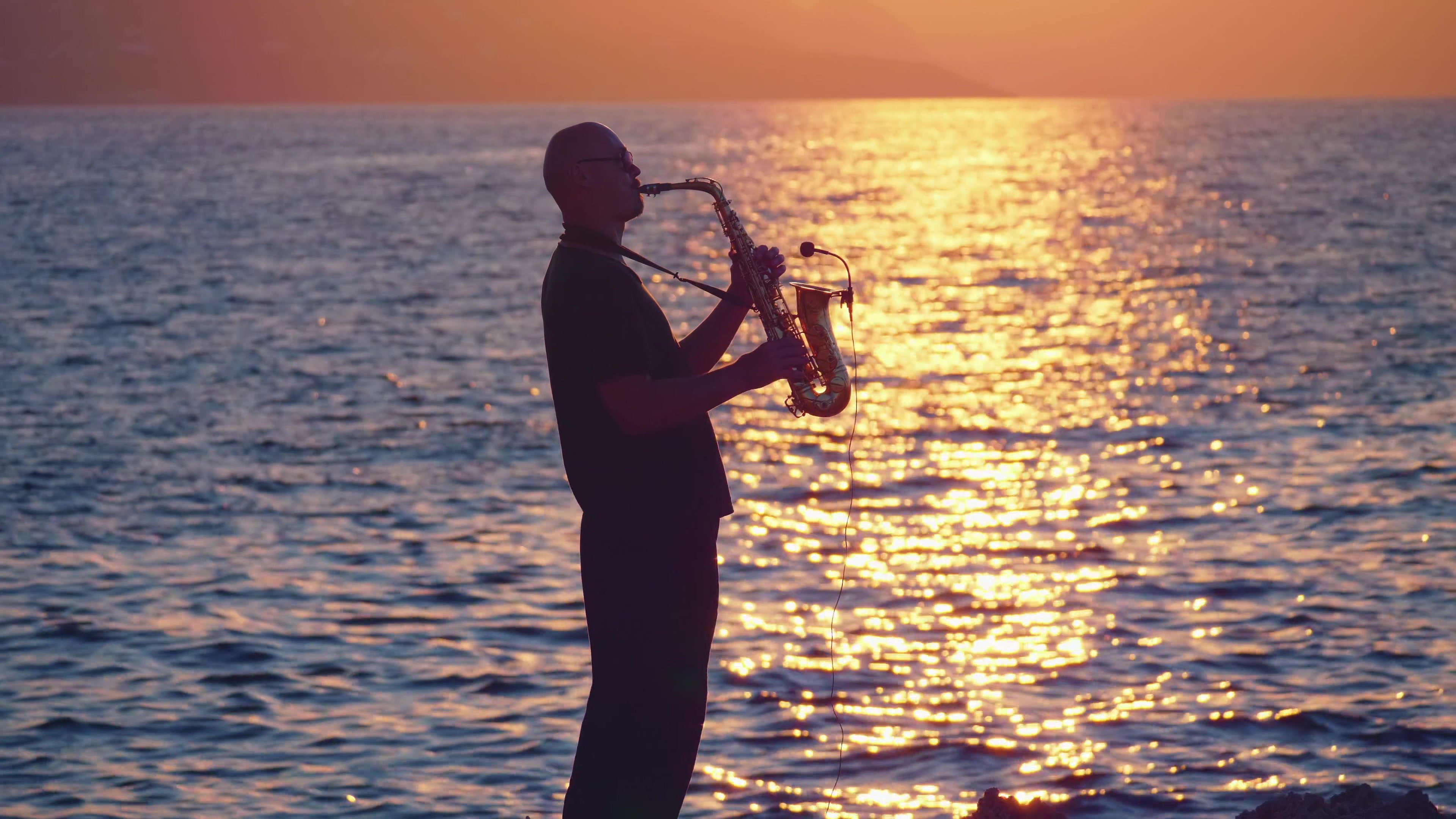 Музыка саксофон без рекламы. Саксофон на яхте. Саксофонист на закате. Саксофонист на берегу моря. Саксофонист на море.