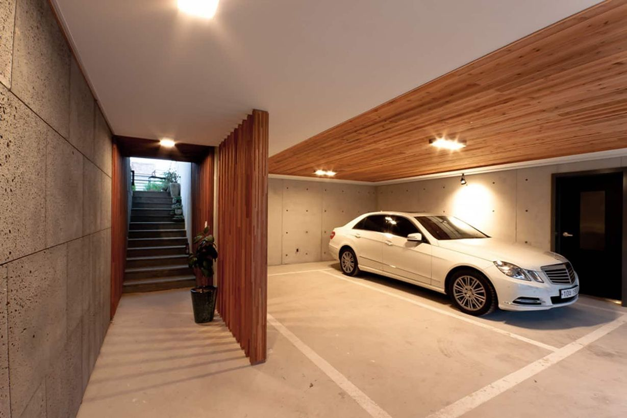 Сток гараж. Внутренняя отделка гаража. Стильная отделка гаража. Дизайнерская отделка гаража. Красивый гараж.