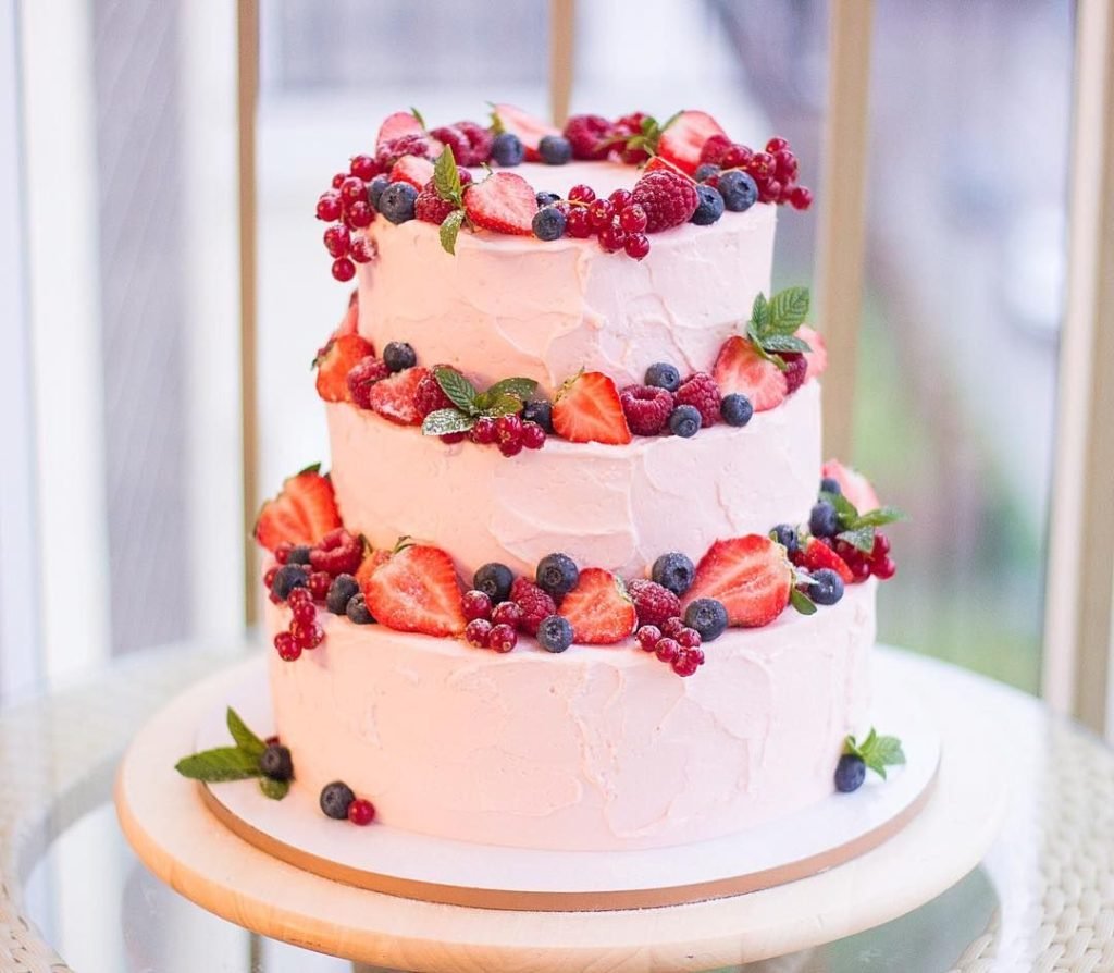 Красивый свадебный торт трехъярусный