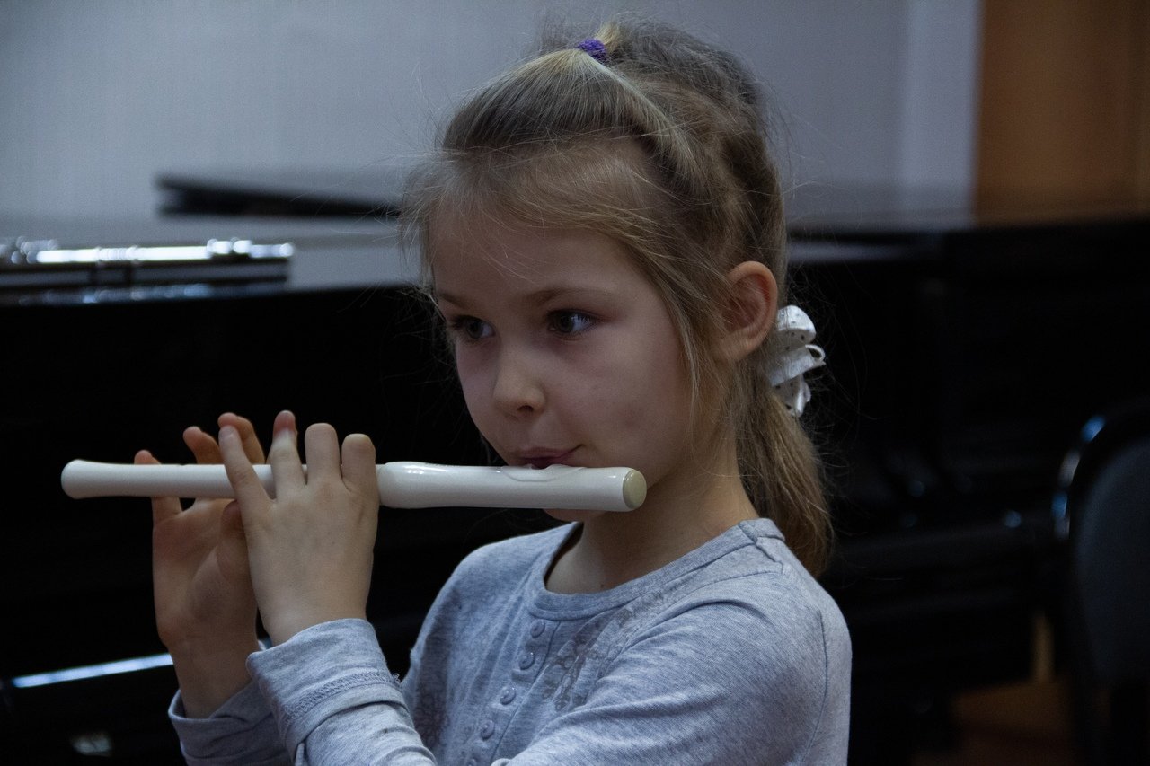 Дуть дудку. Флейта для детей. Игра на флейте. Уроки игры на флейте. Игра на флейте носом.