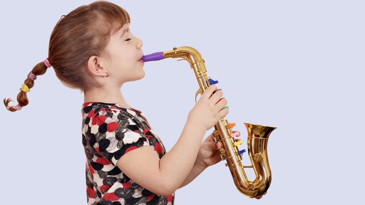 Танец с саксофонами в детском. Игра на музыкальных инструментах. Саксофон для дошкольников. Саксофон дети. Музыкальные инструменты для детей.