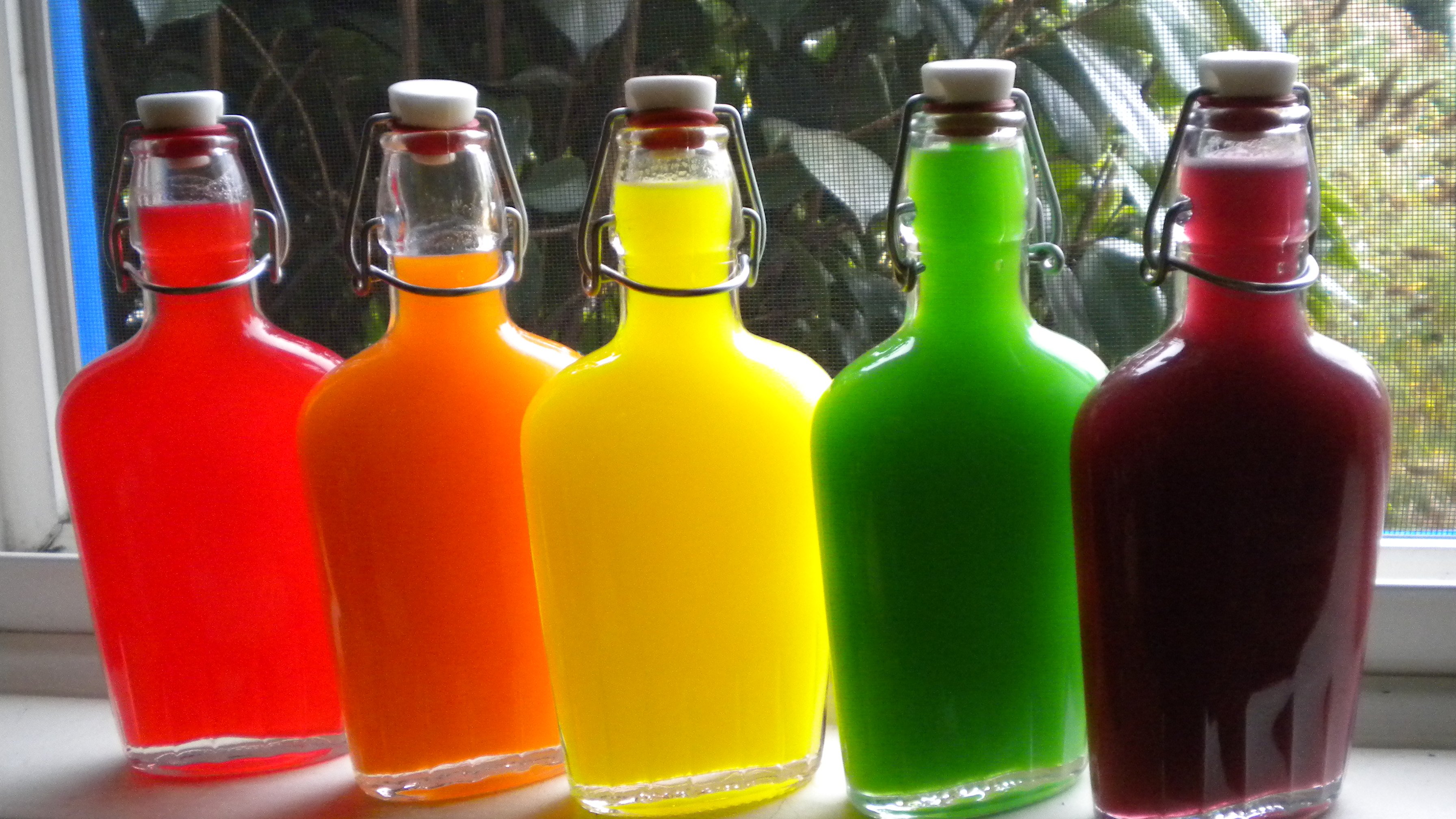 Самогон на СКИТЛС. Разноцветные бутылки. Алкогольные напитки в бутылках.